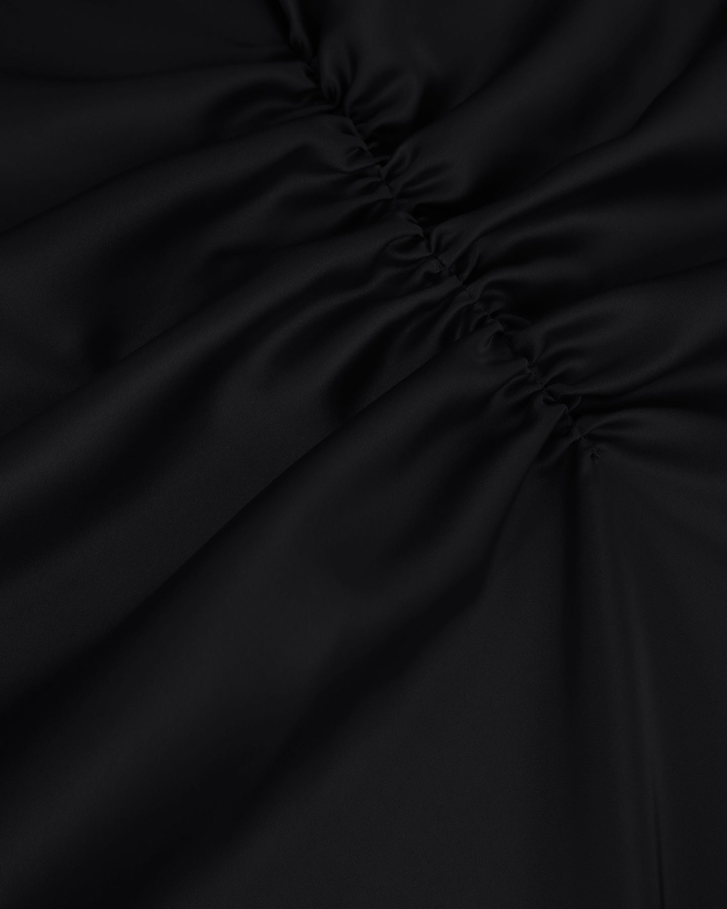 Сатинова чорна сукня з драпіруванням