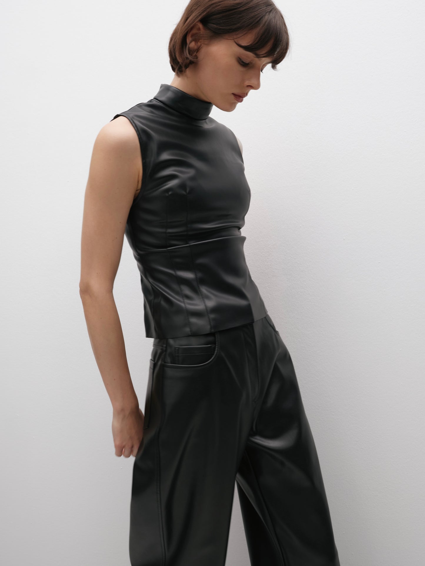 Штани еко-шкіра вільного крою чорні з вишивкою