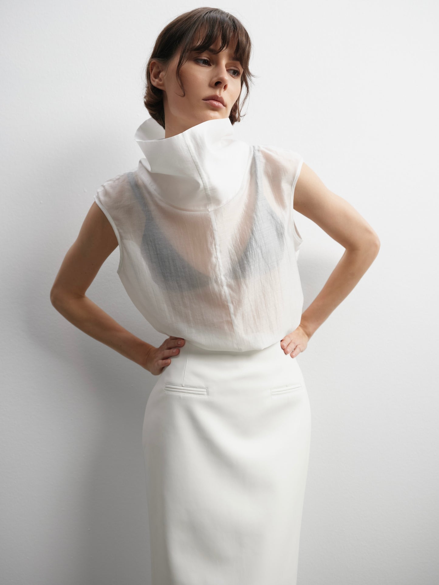 Топ під горло напівпрозорий молочний