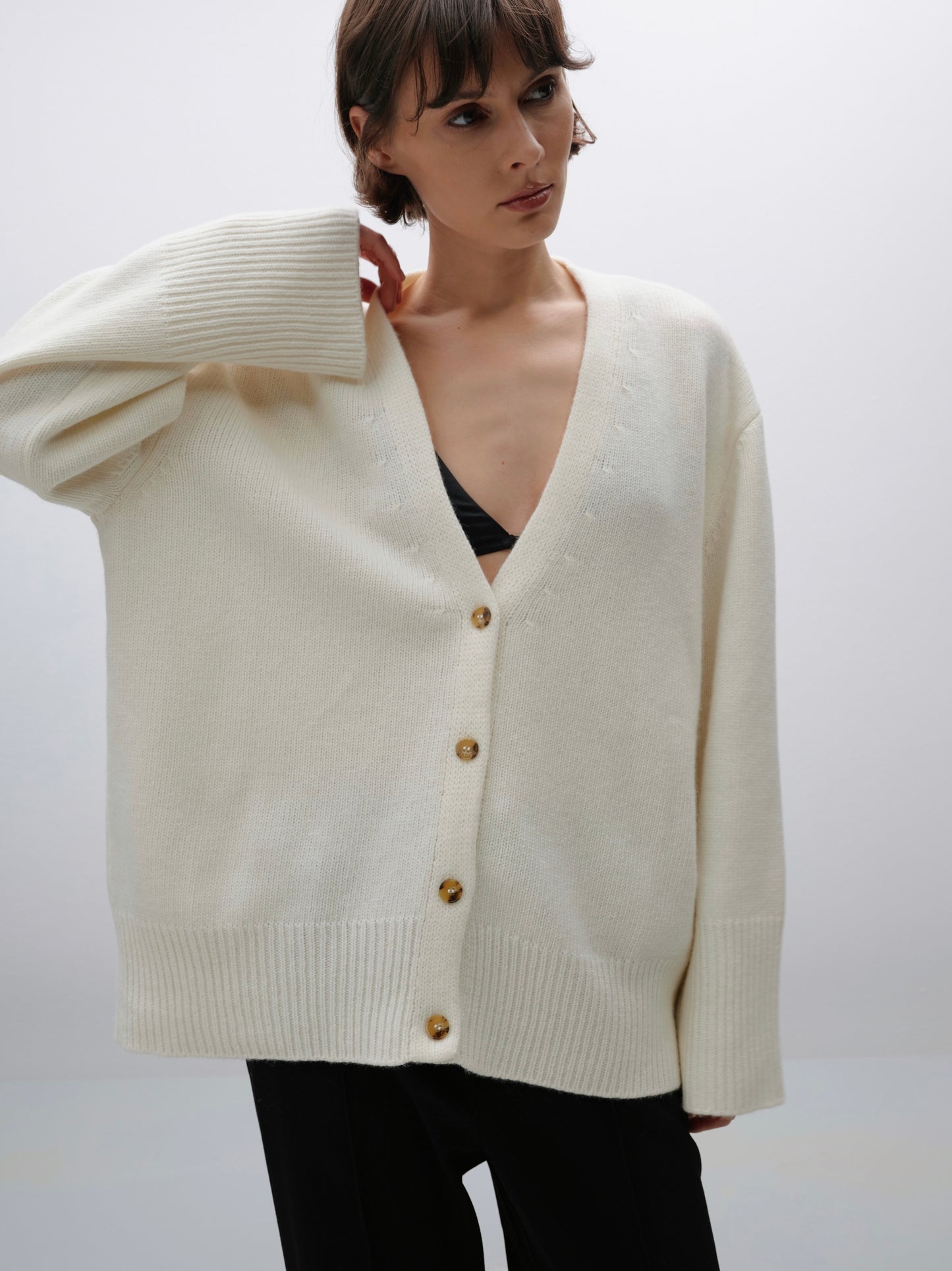 Кардиган вовняний молочний з гудзиками