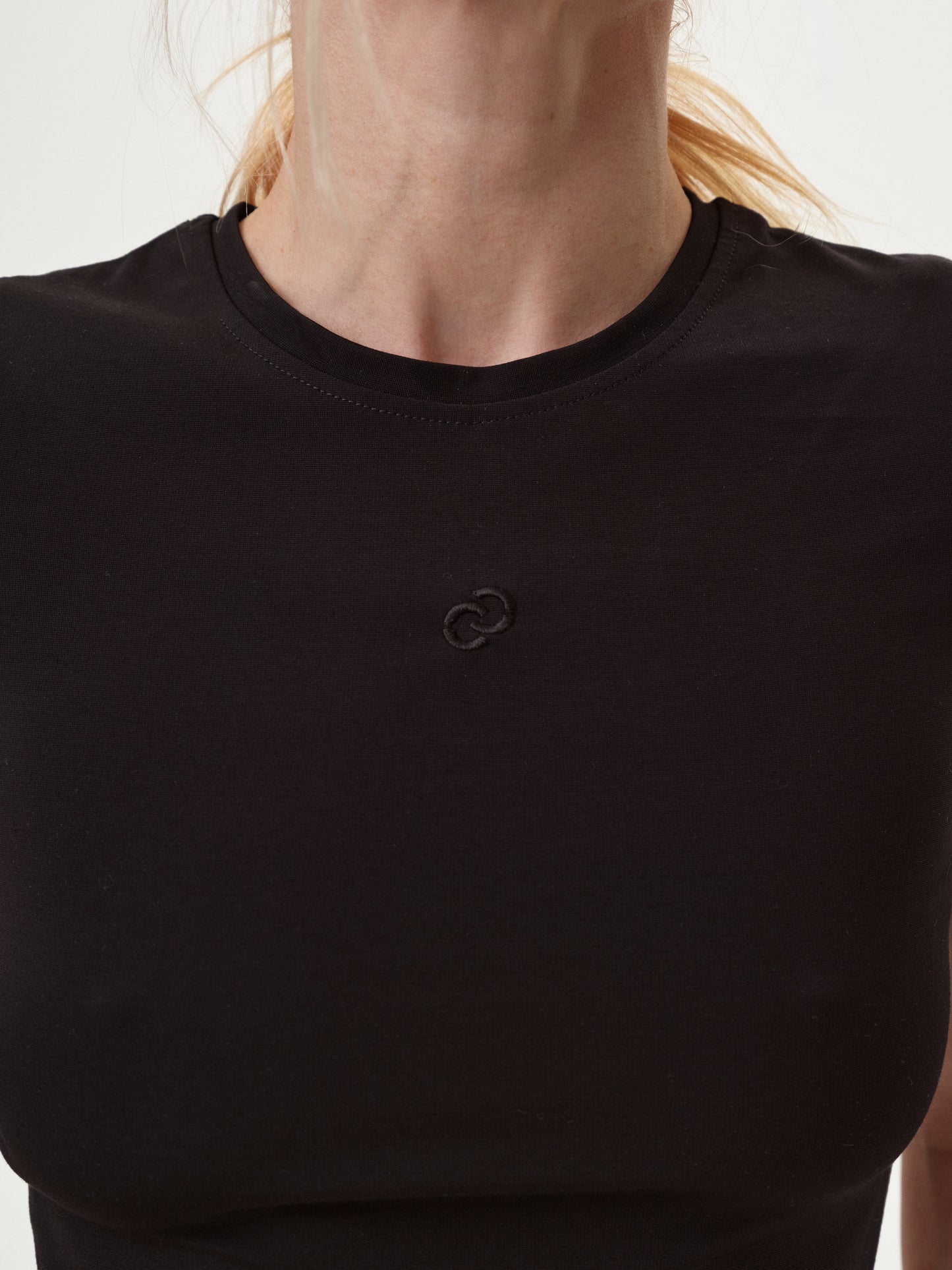 Футболка приталена чорна з лого