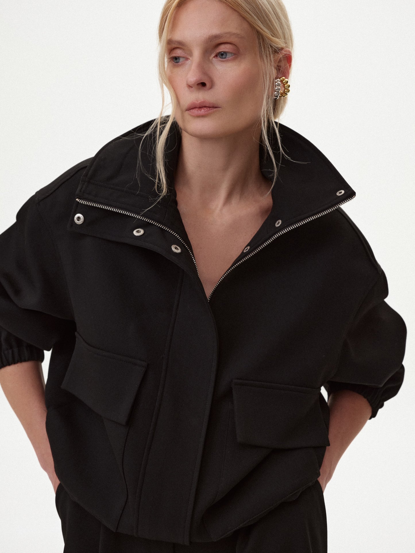 Чорний бомбер з високим коміром