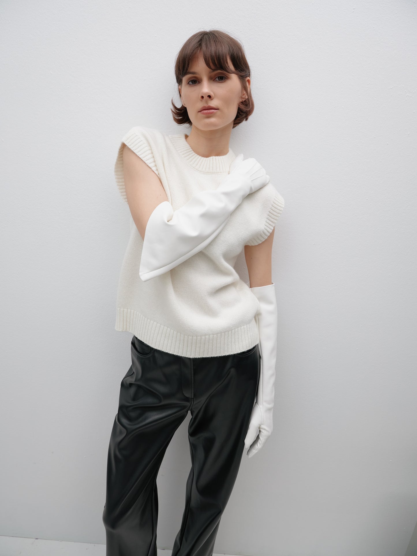 Рукавиці молочні з еко-шкіри довгі