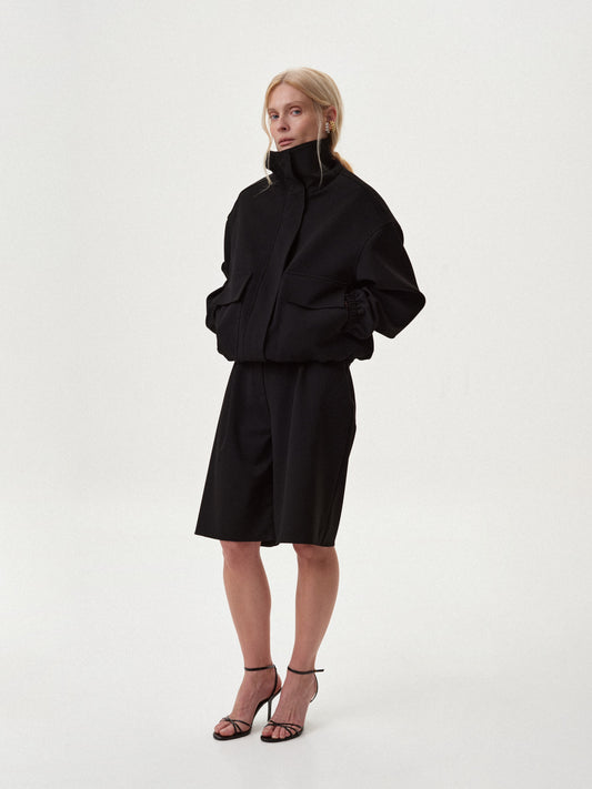 Чорний бомбер з високим коміром