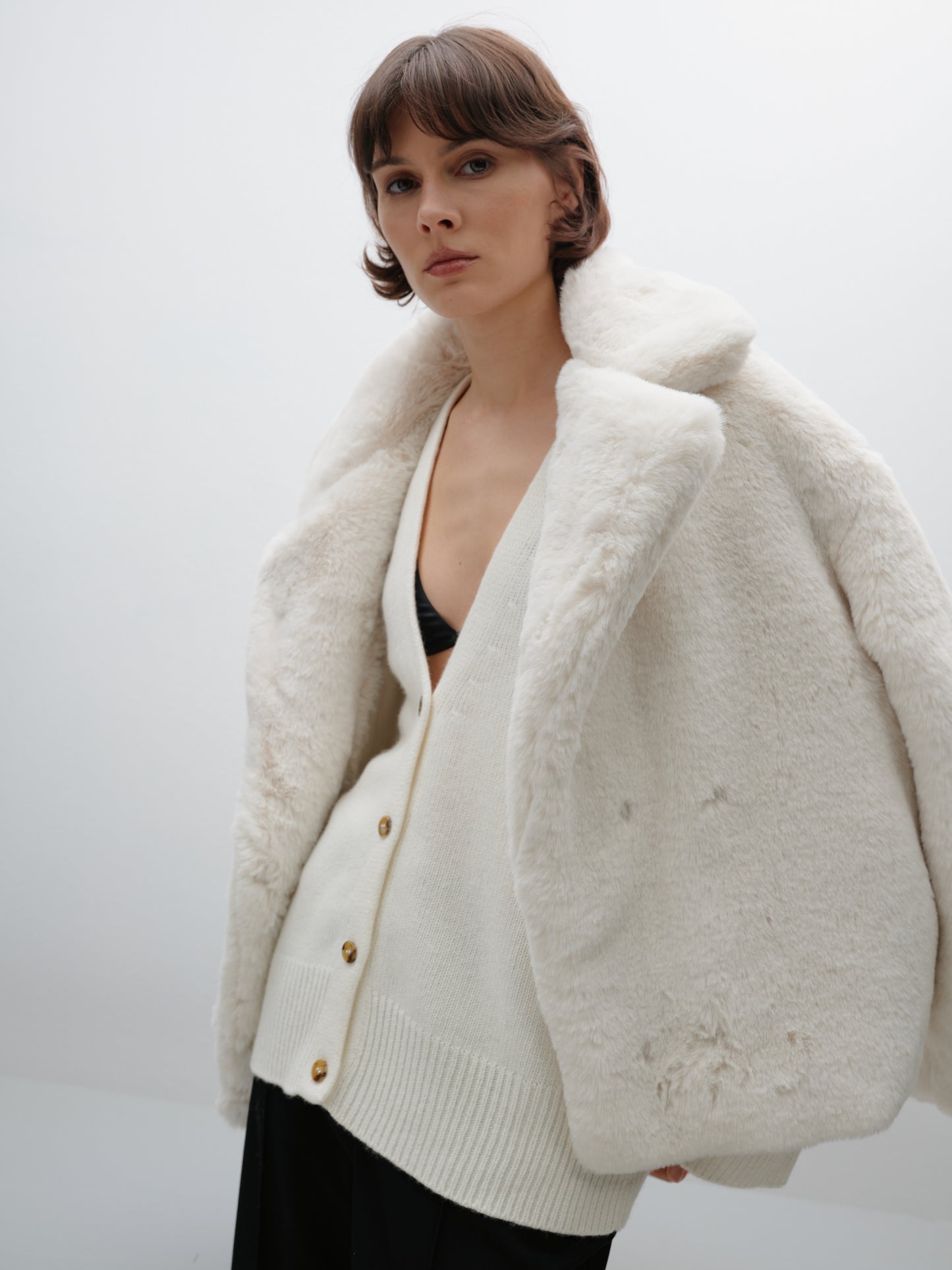 Шуба молочна з гладким хутром