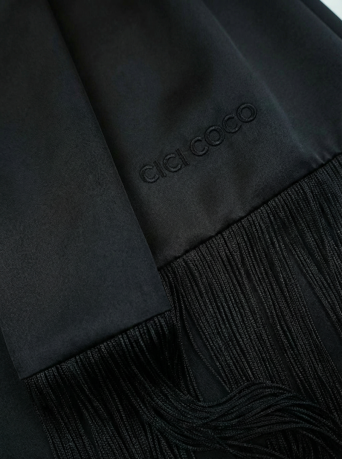 Сатиновий чорний шарф з бахрамою