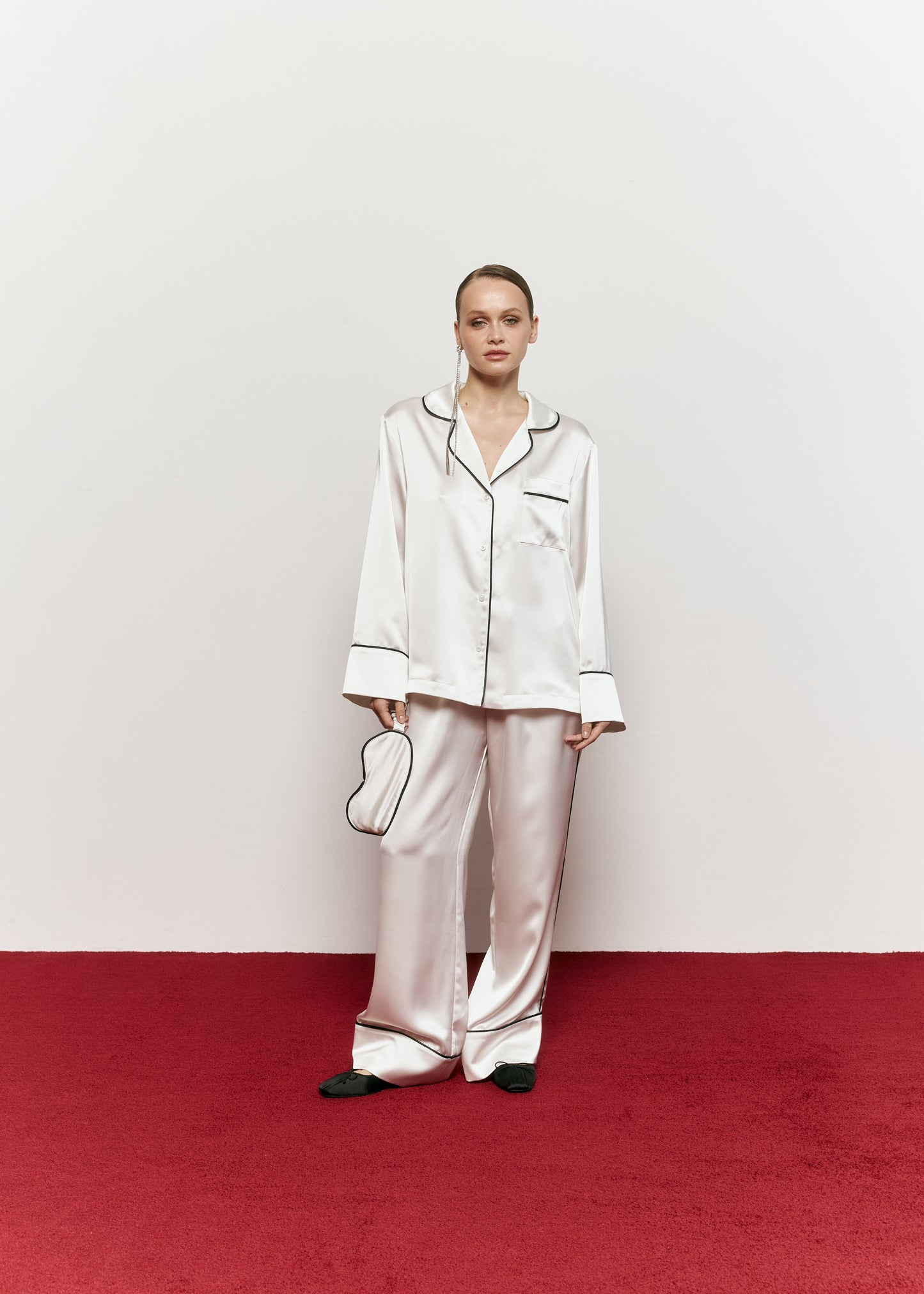 Milk satin pajama with contrasting piping