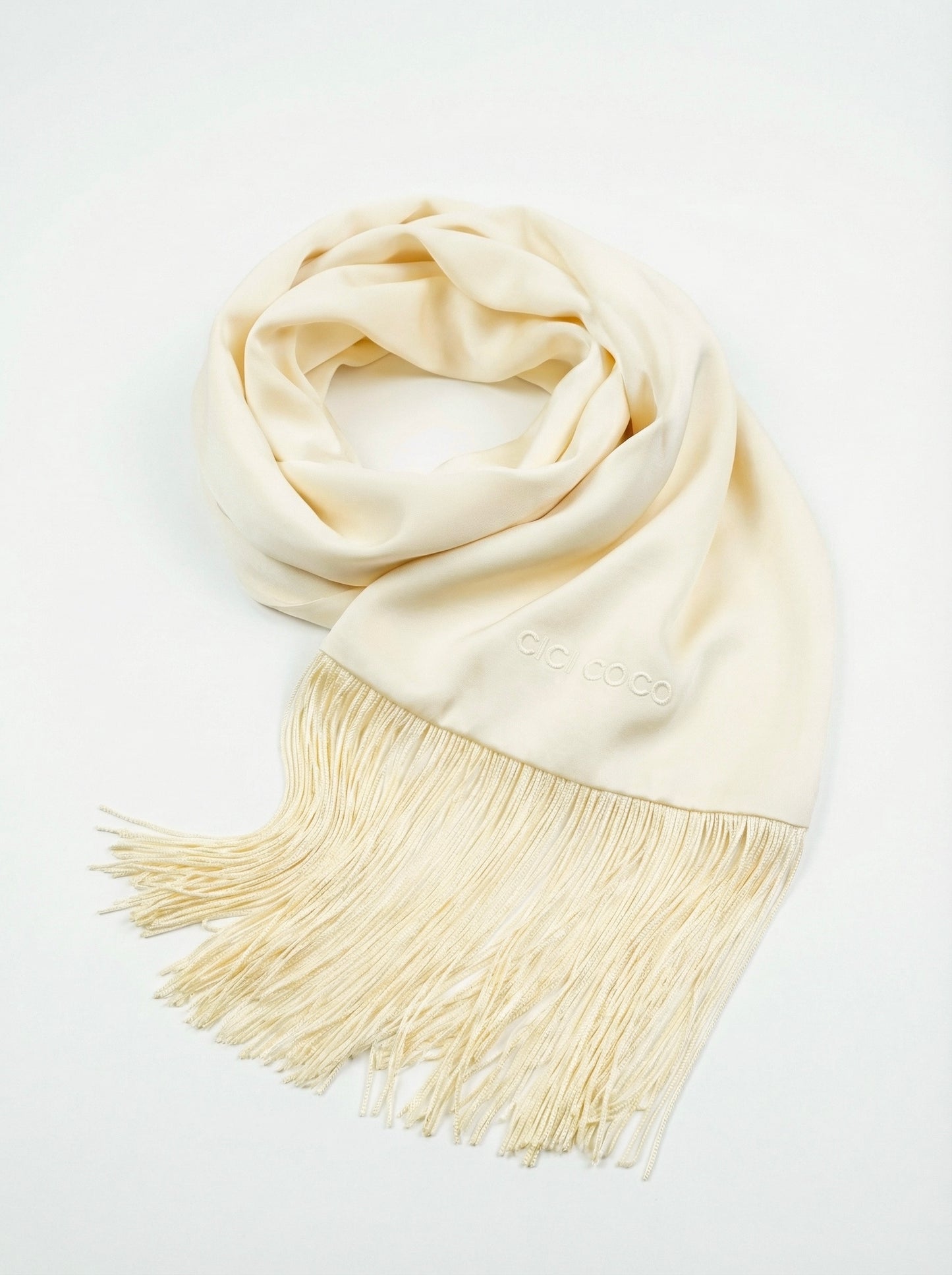 Сатиновий молочний шарф з бахрамою