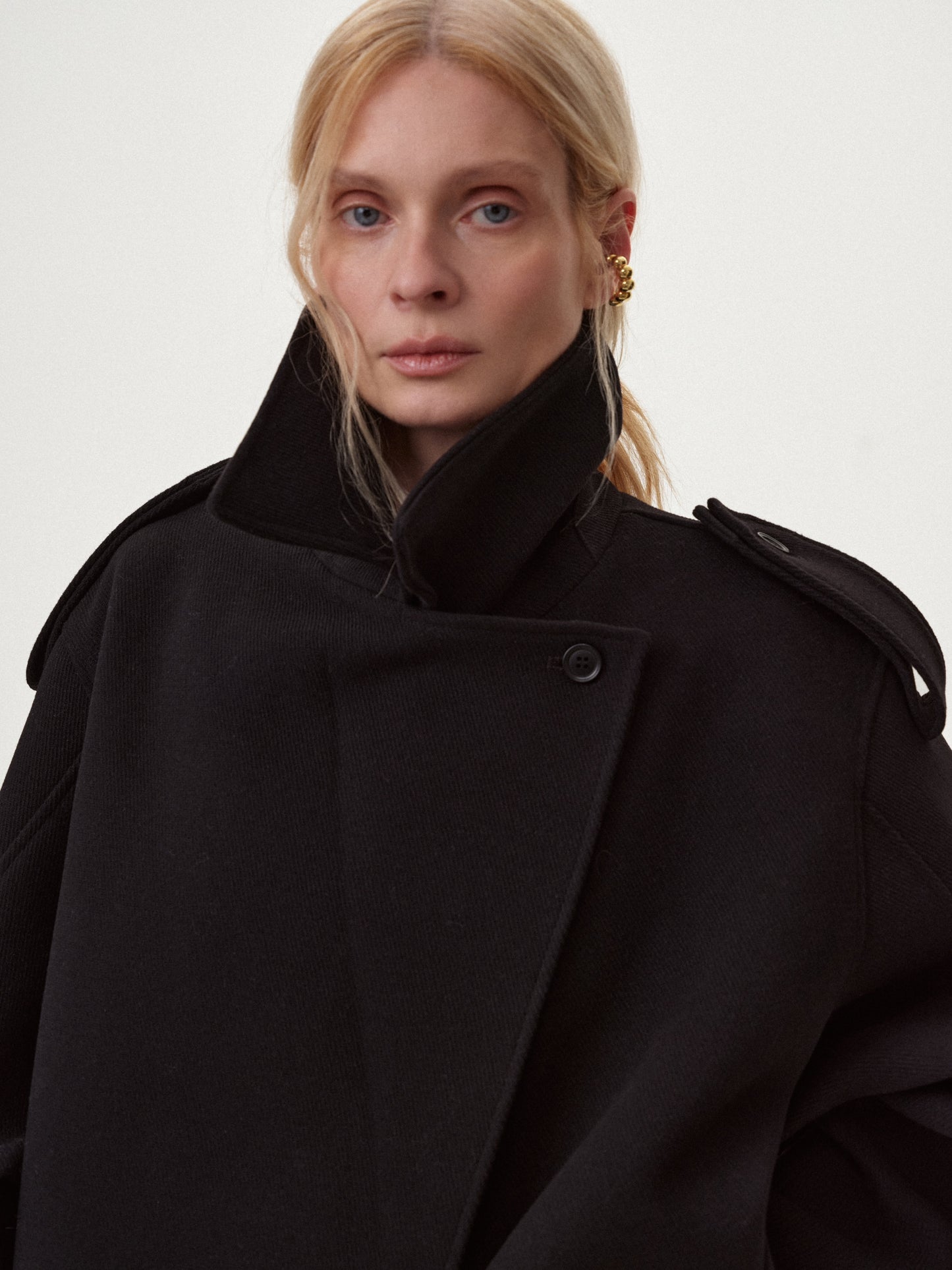 Вкорочене чорне пальто - жакет з вовни COUTURE