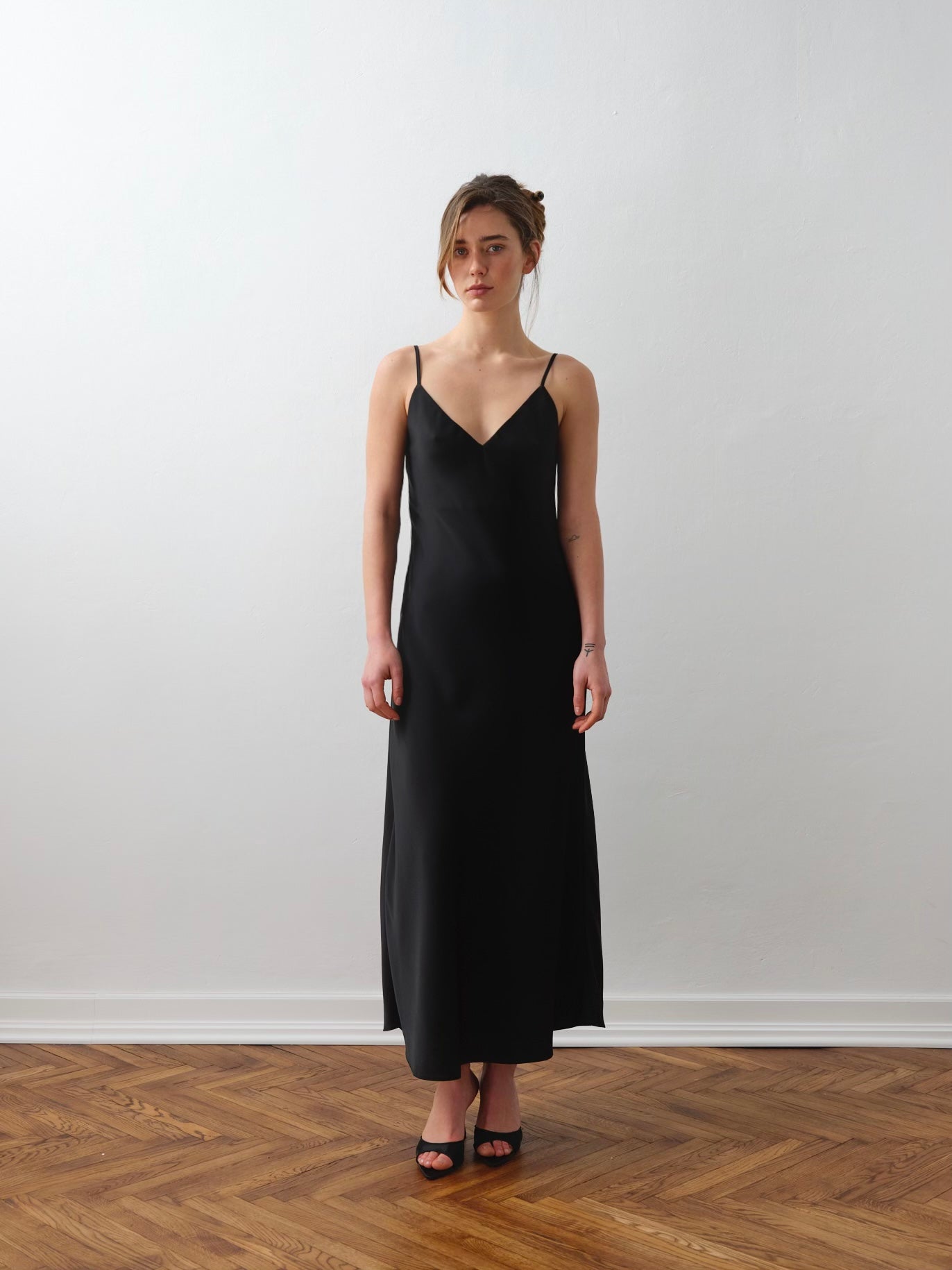 Сатинова чорна сукня з вирізом на спині