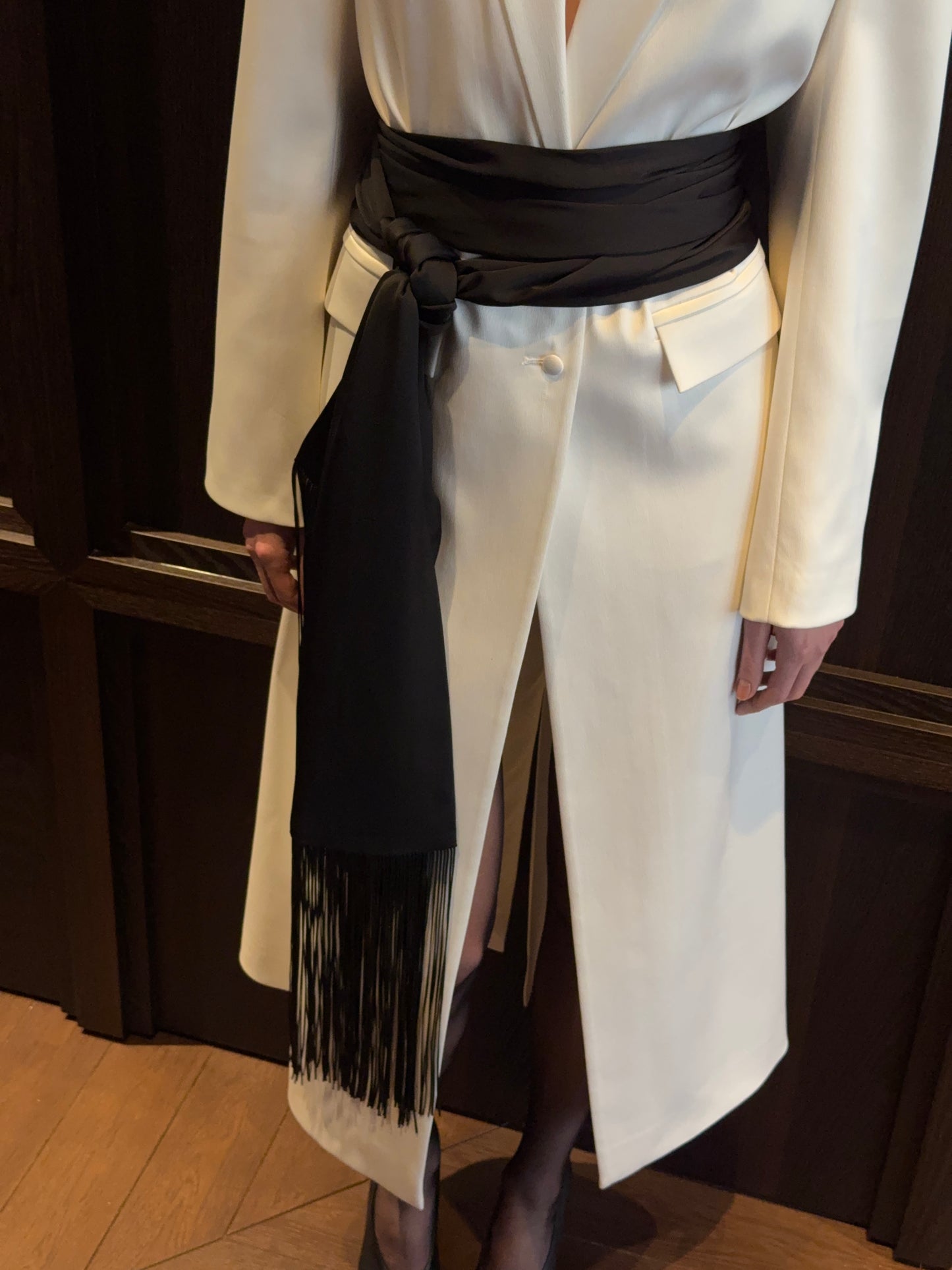 Сатиновий чорний шарф з бахрамою