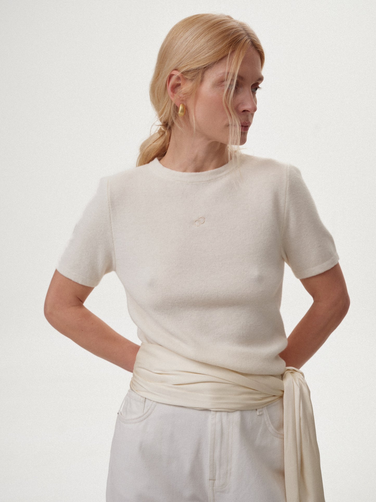 В'язана молочна футболка з лого