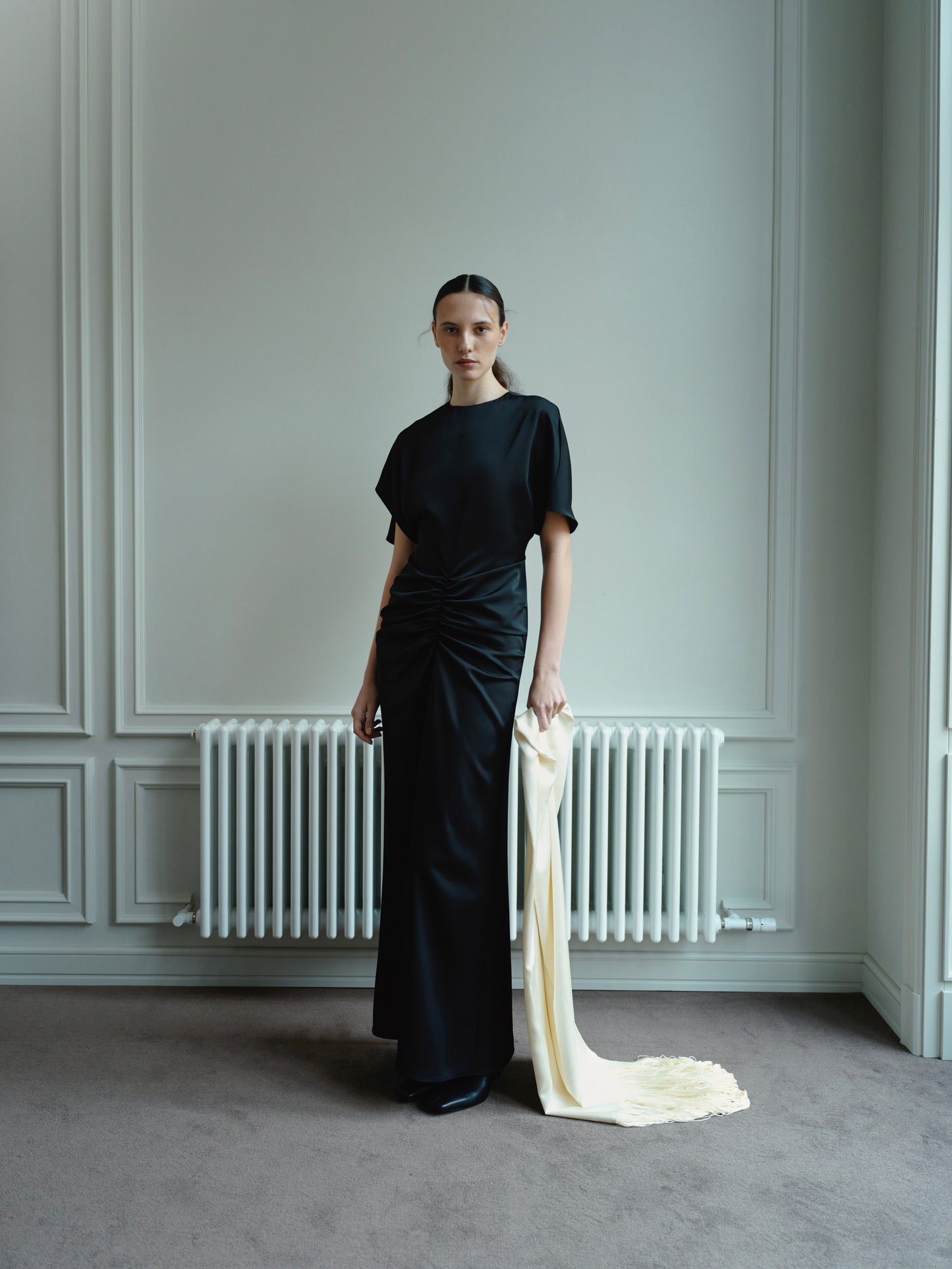 Сатинова чорна сукня з драпіруванням