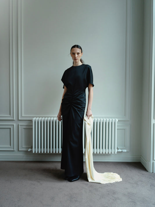 Сатинова чорна сукня з драпіруванням