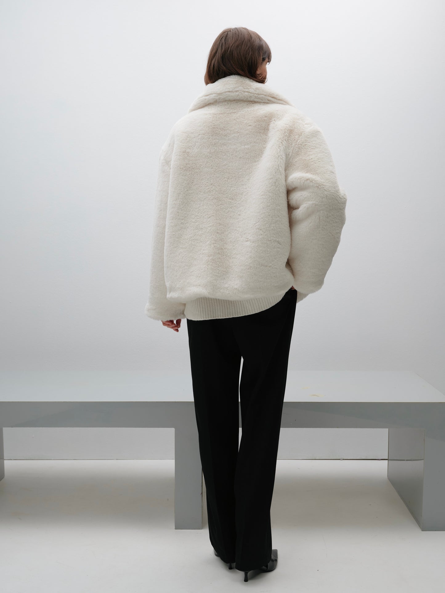 Шуба молочна з гладким хутром