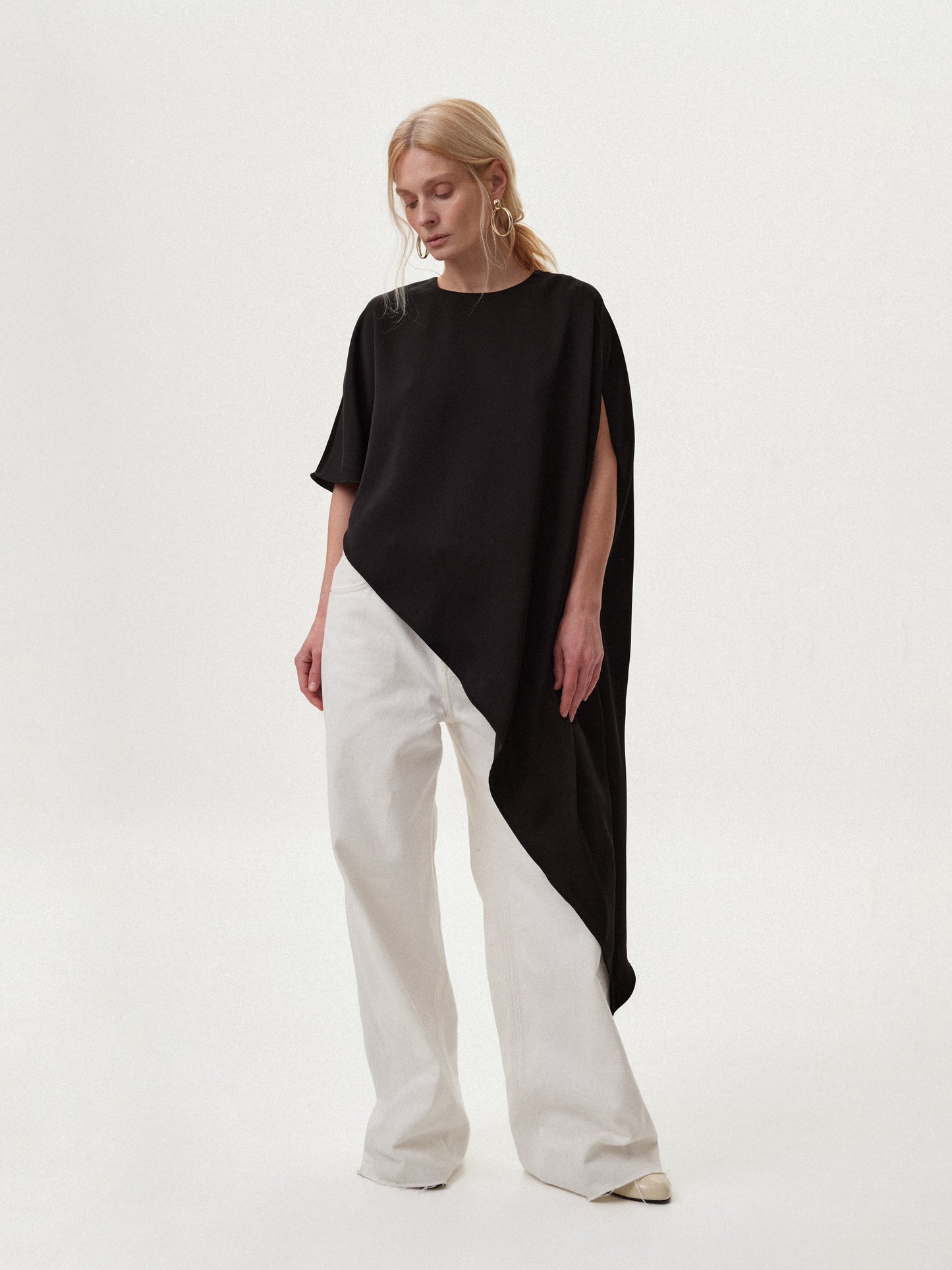 Топ з асиметрією чорний сатиновий