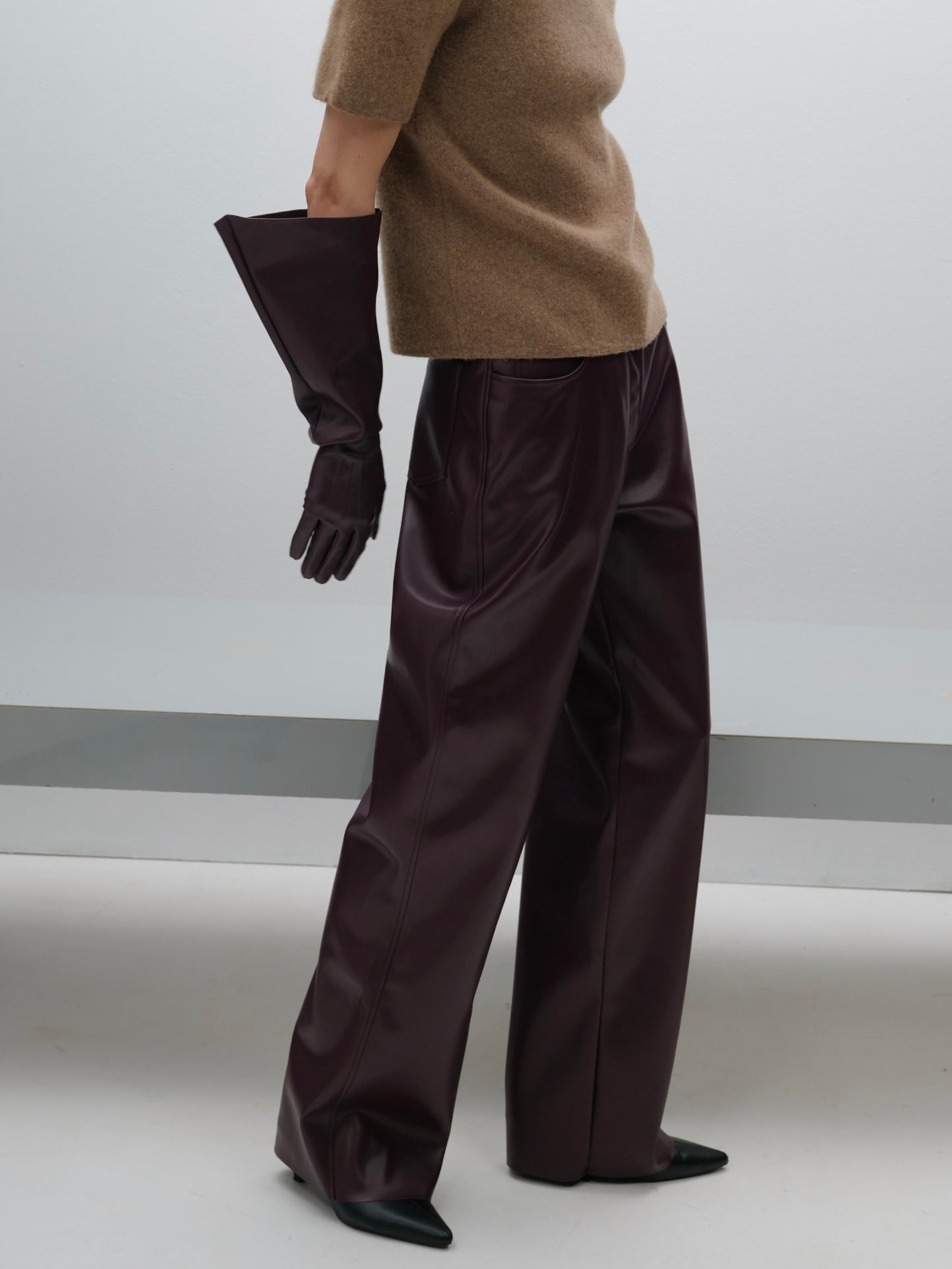 Штани еко-шкіра вільного крою сливові з вишивкою