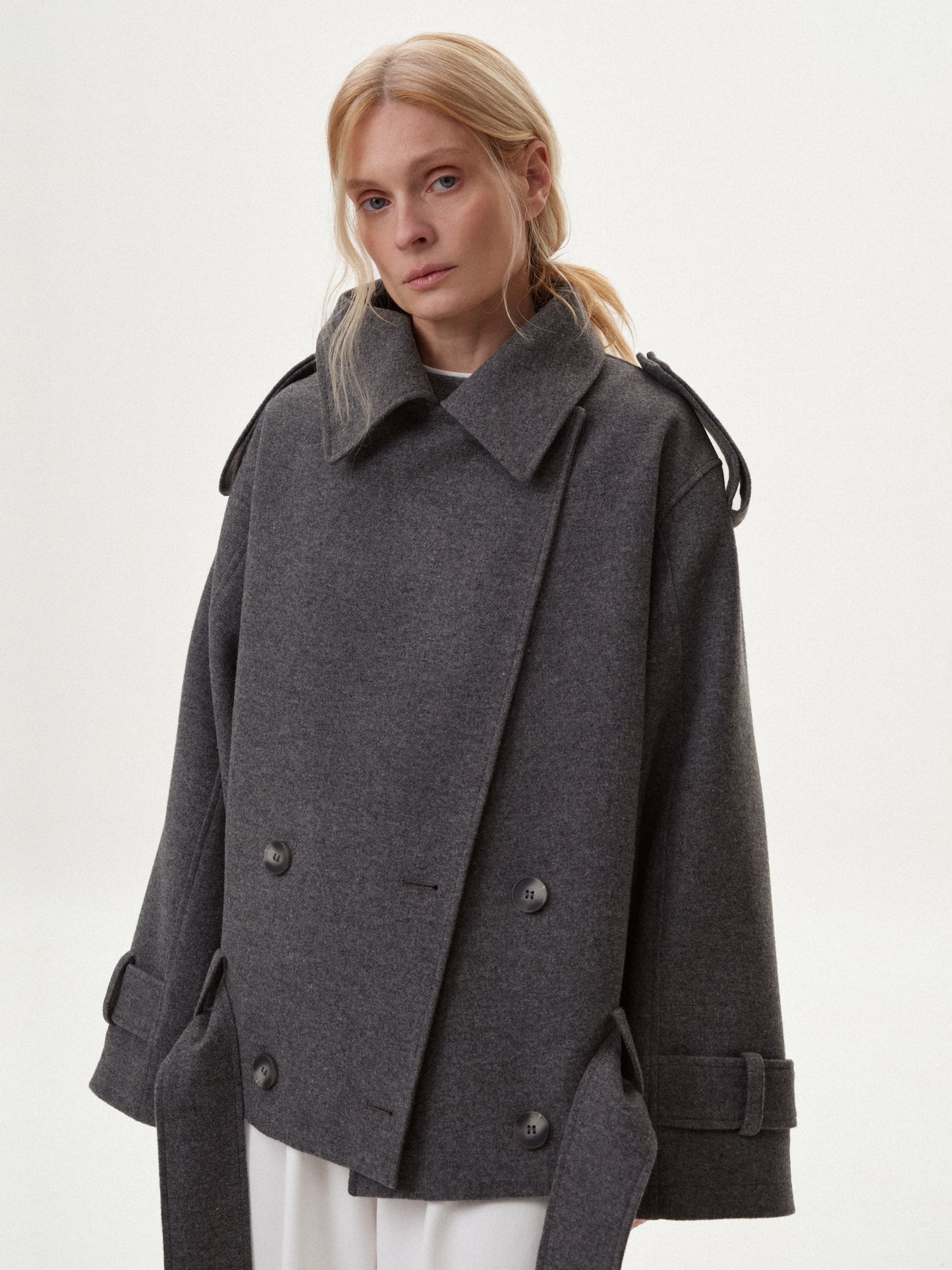 Вкорочене сіре пальто - жакет з вовни  COUTURE