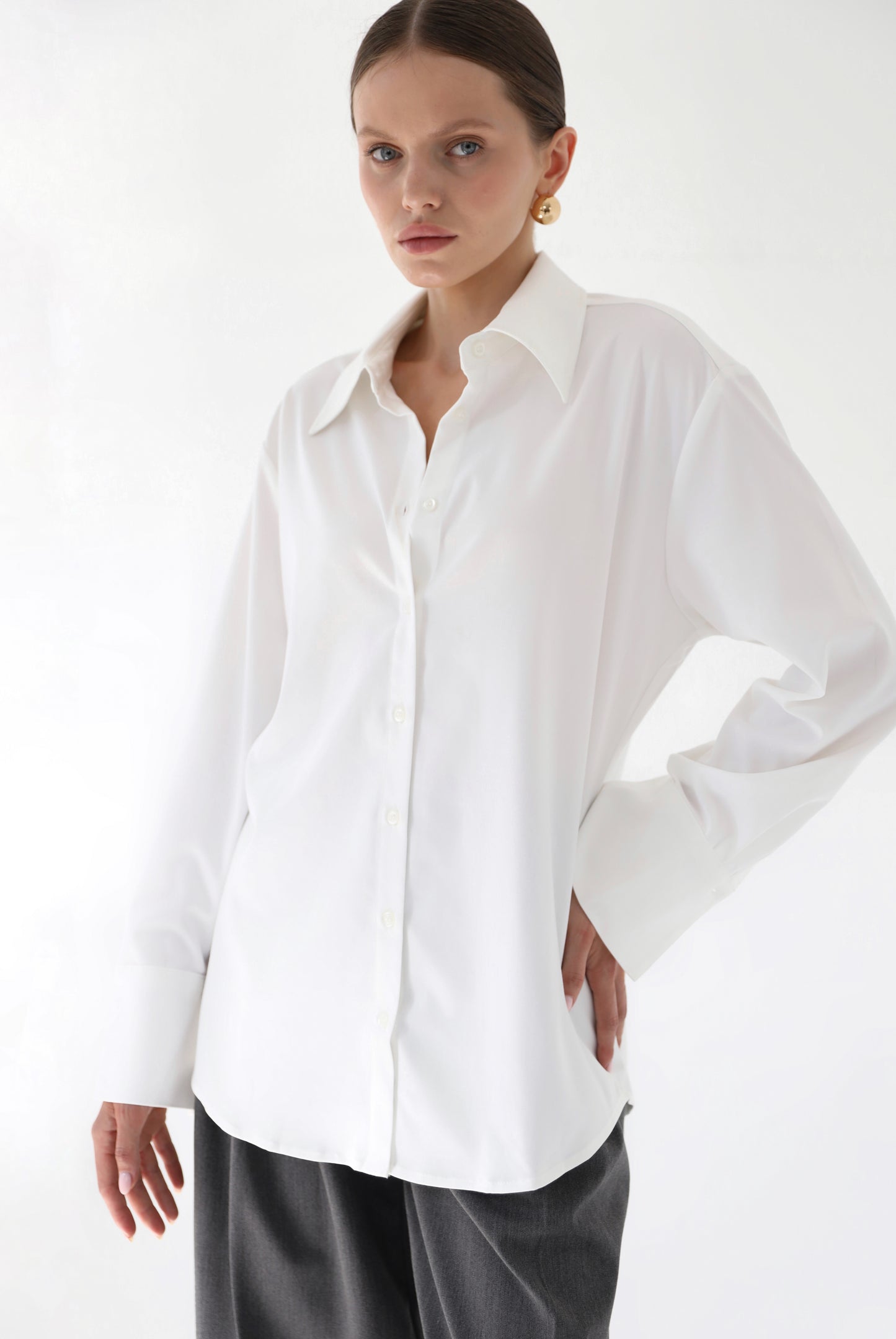 Milk-colored contoured shirt