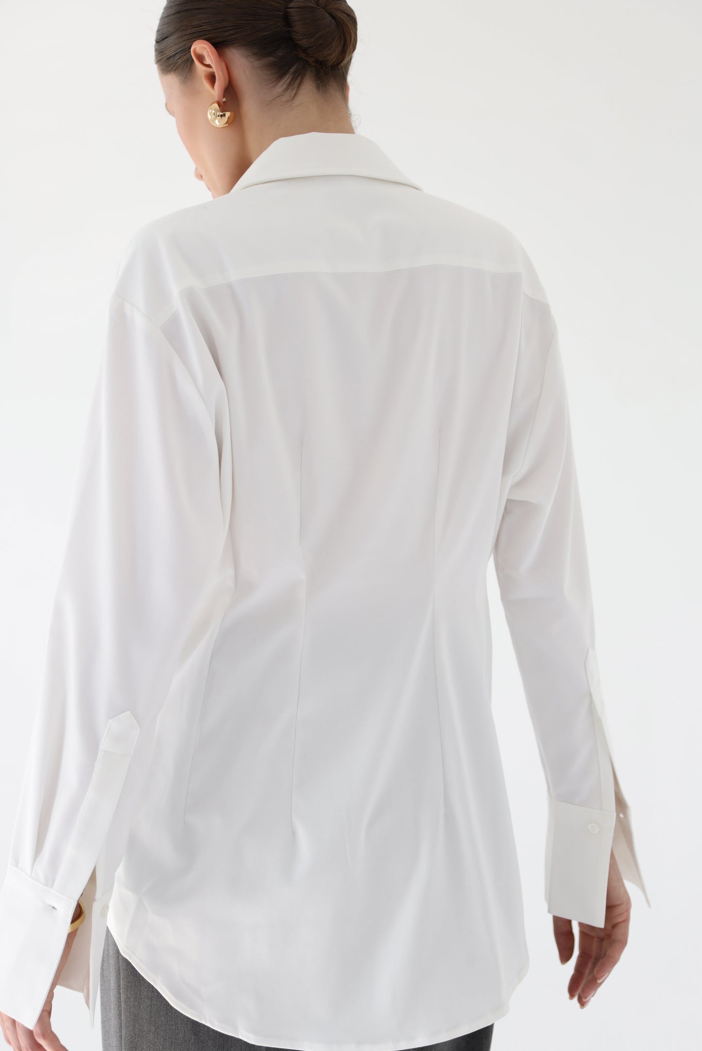 Milk-colored contoured shirt