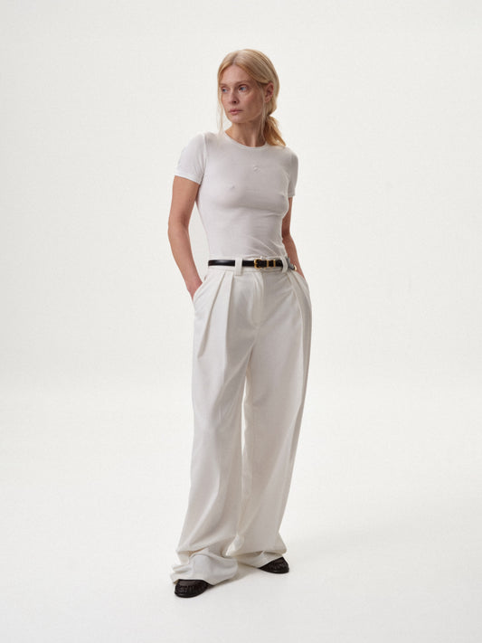 Футболка приталена молочна з лого