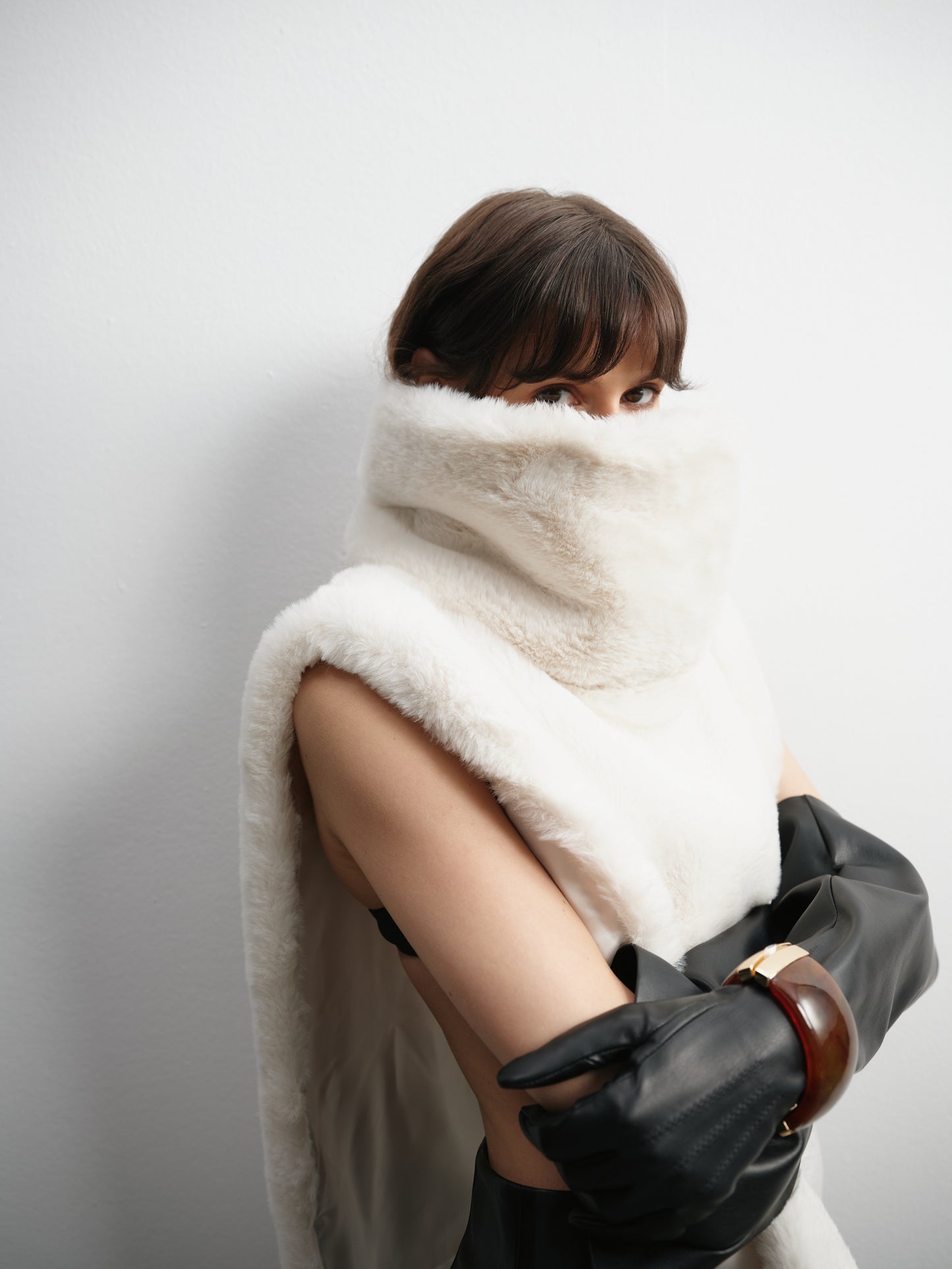 Манішка молочна з гладким хутром