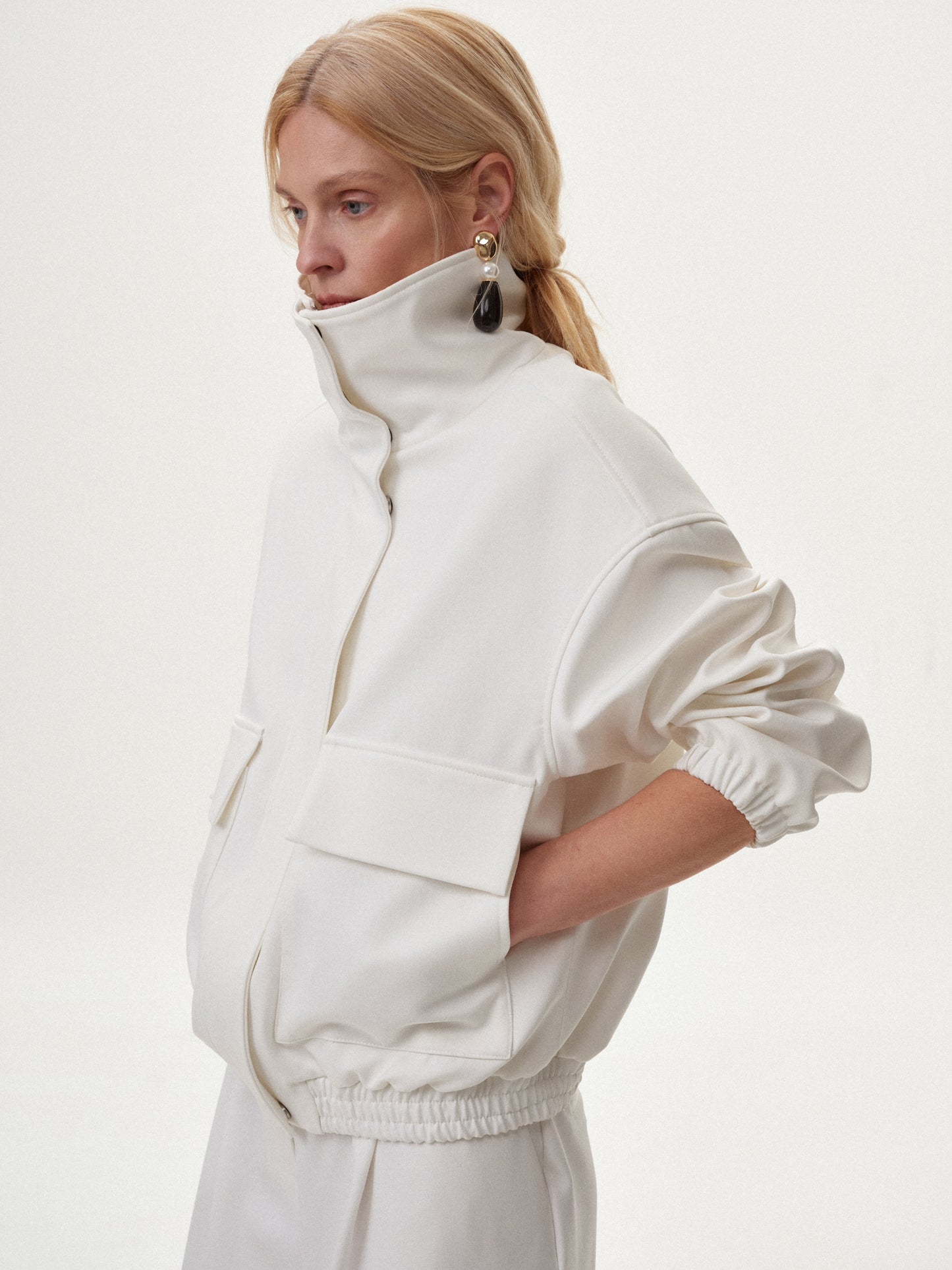 Молочний бомбер з високим коміром