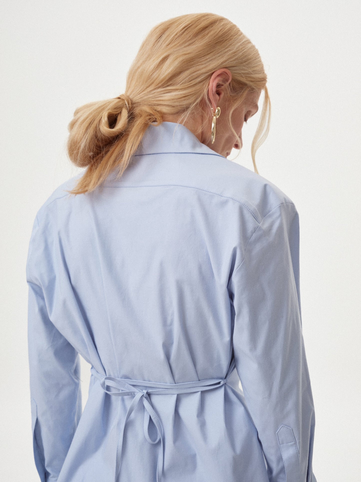 Сорочка блакитна з акцентом на талію