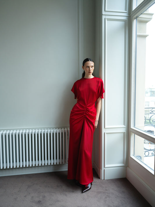 Сатинова червона сукня з драпіруванням