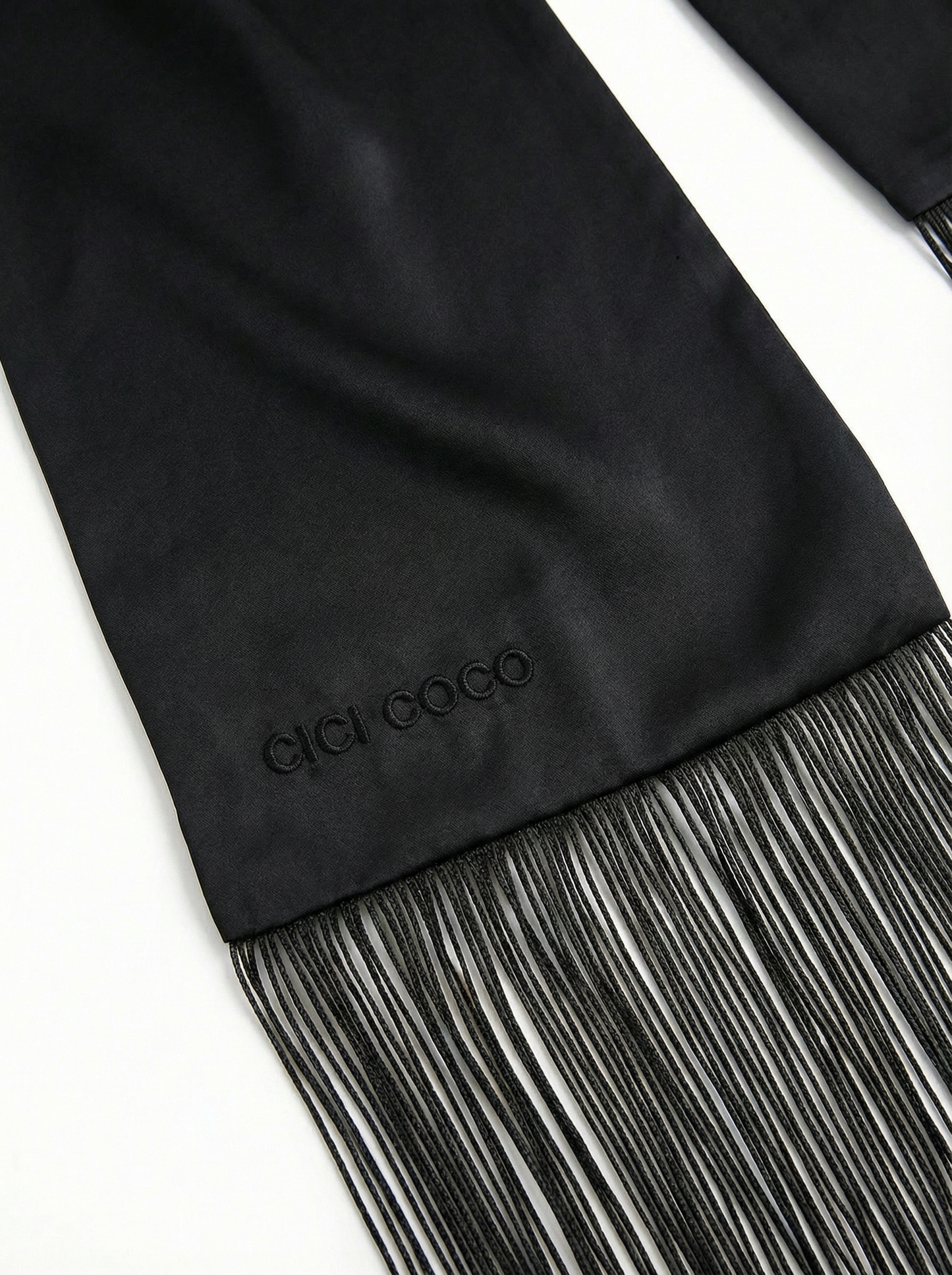 Сатиновий чорний шарф з бахрамою