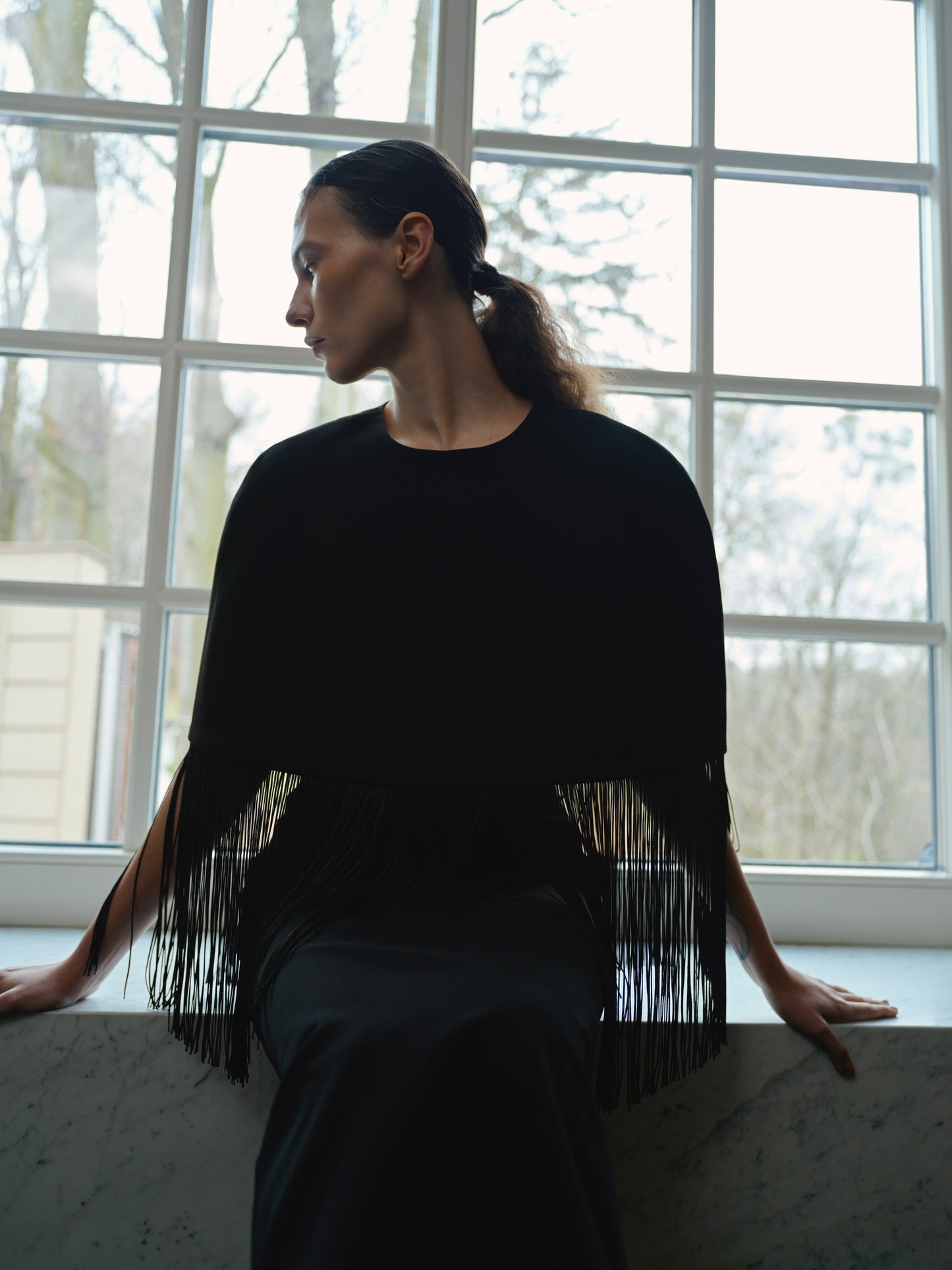 Структурований чорний кейп з бахрамою