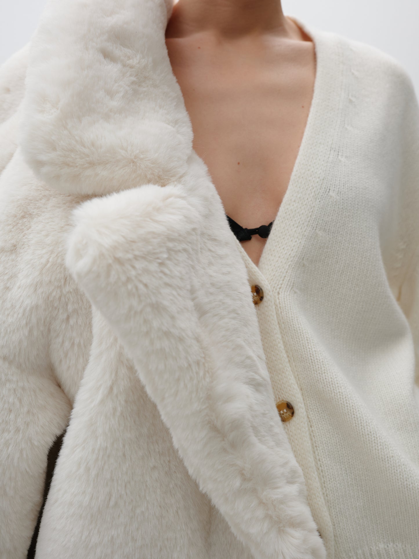 Шуба молочна з гладким хутром