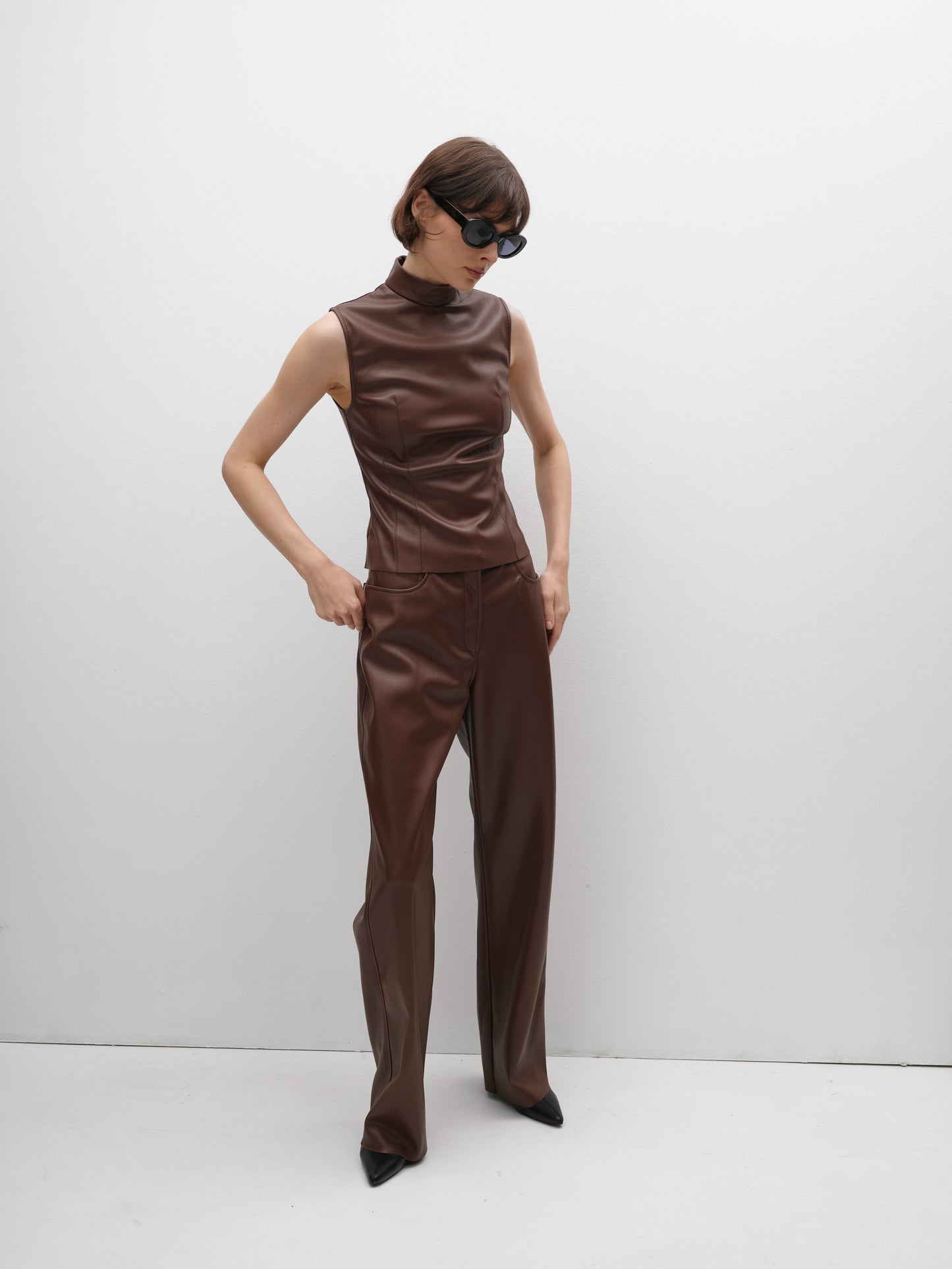 Штани еко-шкіра вільного крою коричневі з вишивкою