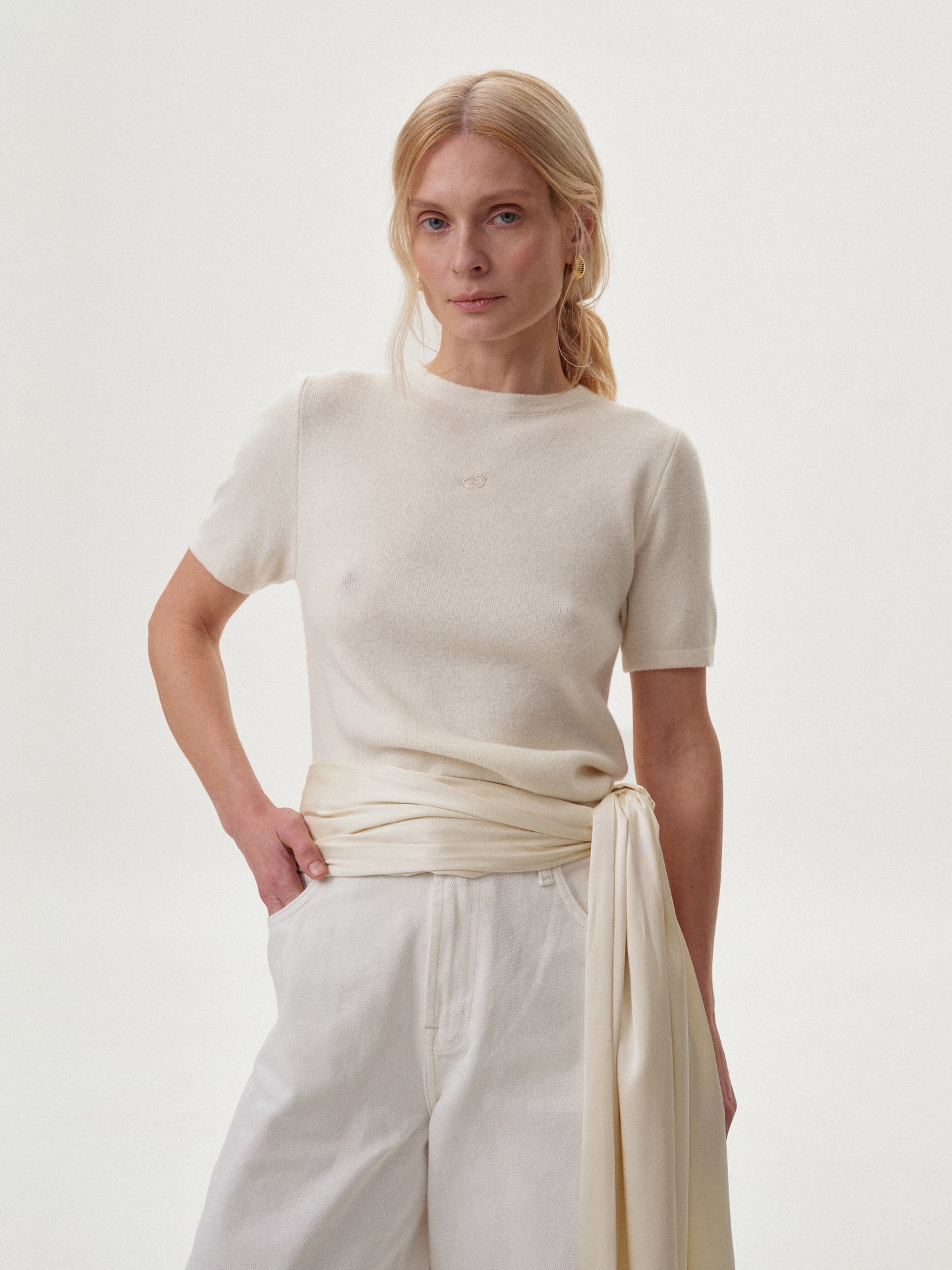 В'язана молочна футболка з лого