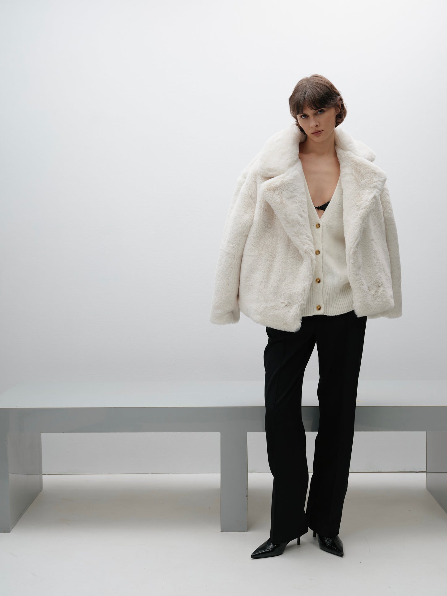 Шуба молочна з гладким хутром