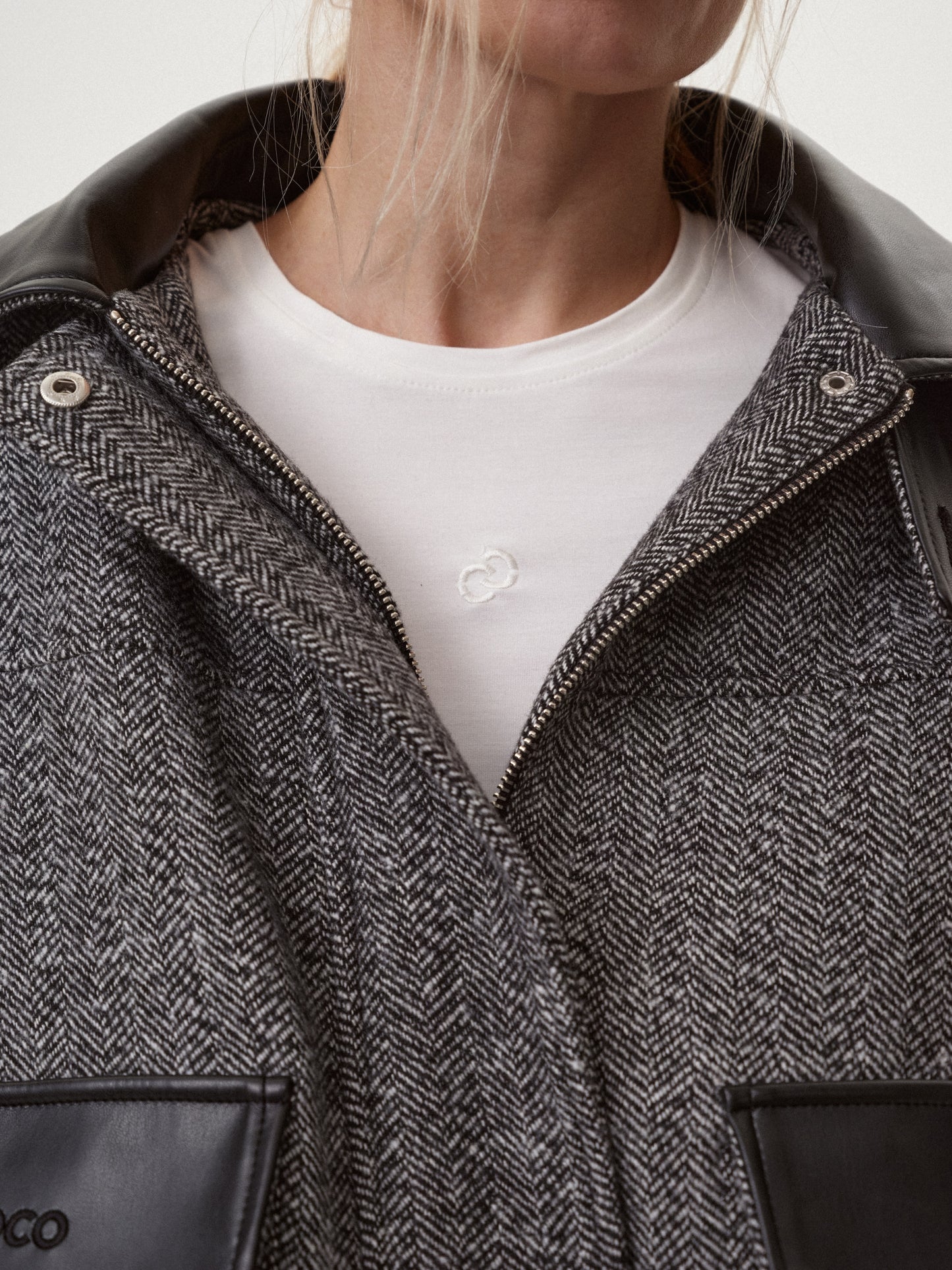 Бомбер зі шкіряними вставками