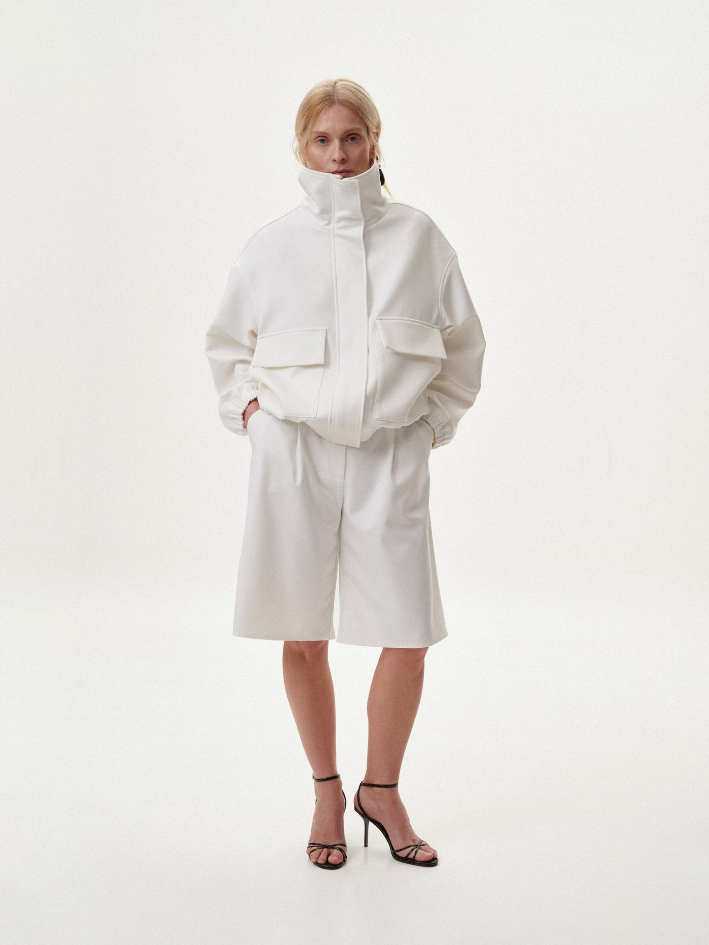 Молочний бомбер з високим коміром