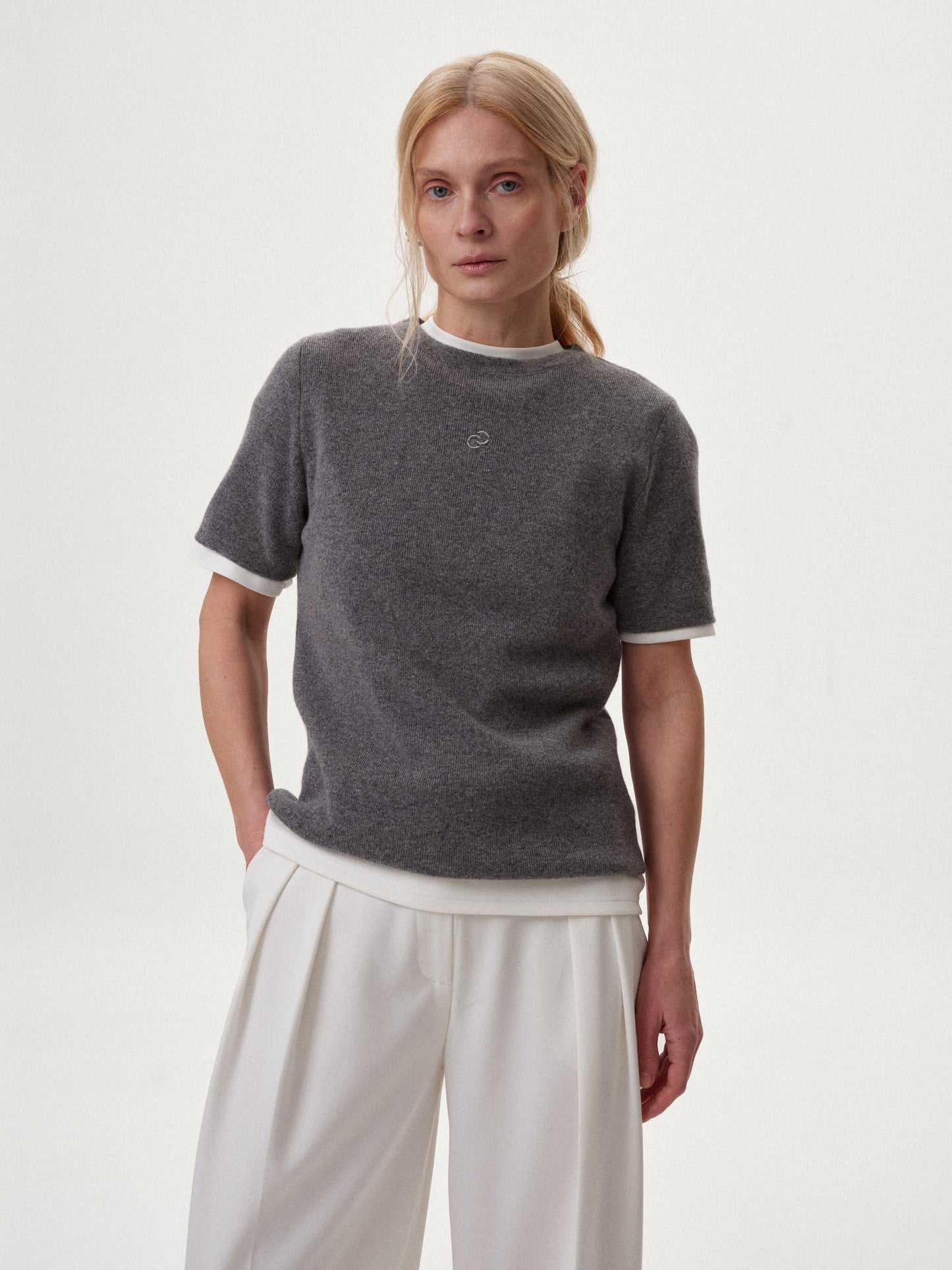 В'язана сіра футболка з лого