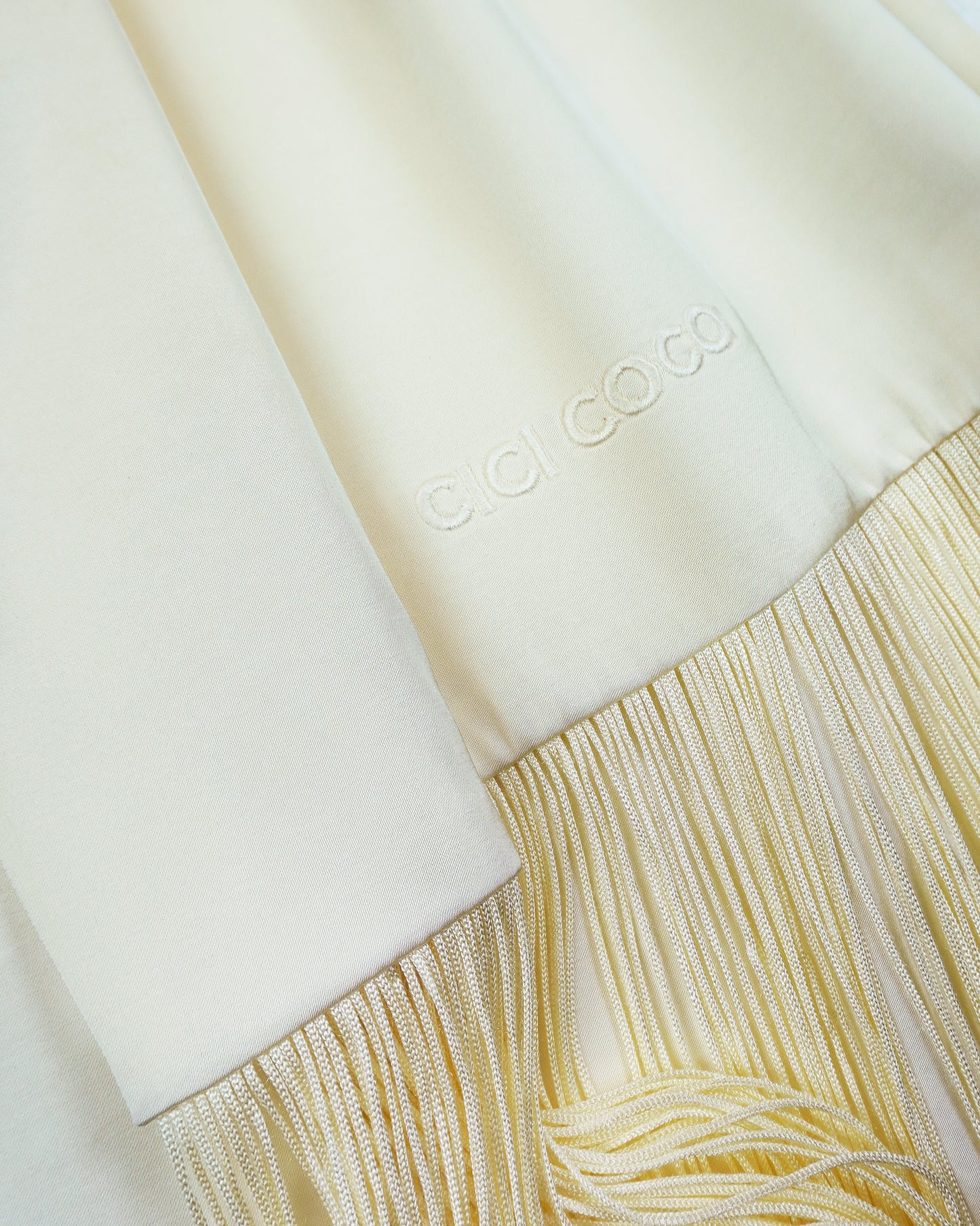 Сатиновий молочний шарф з бахрамою