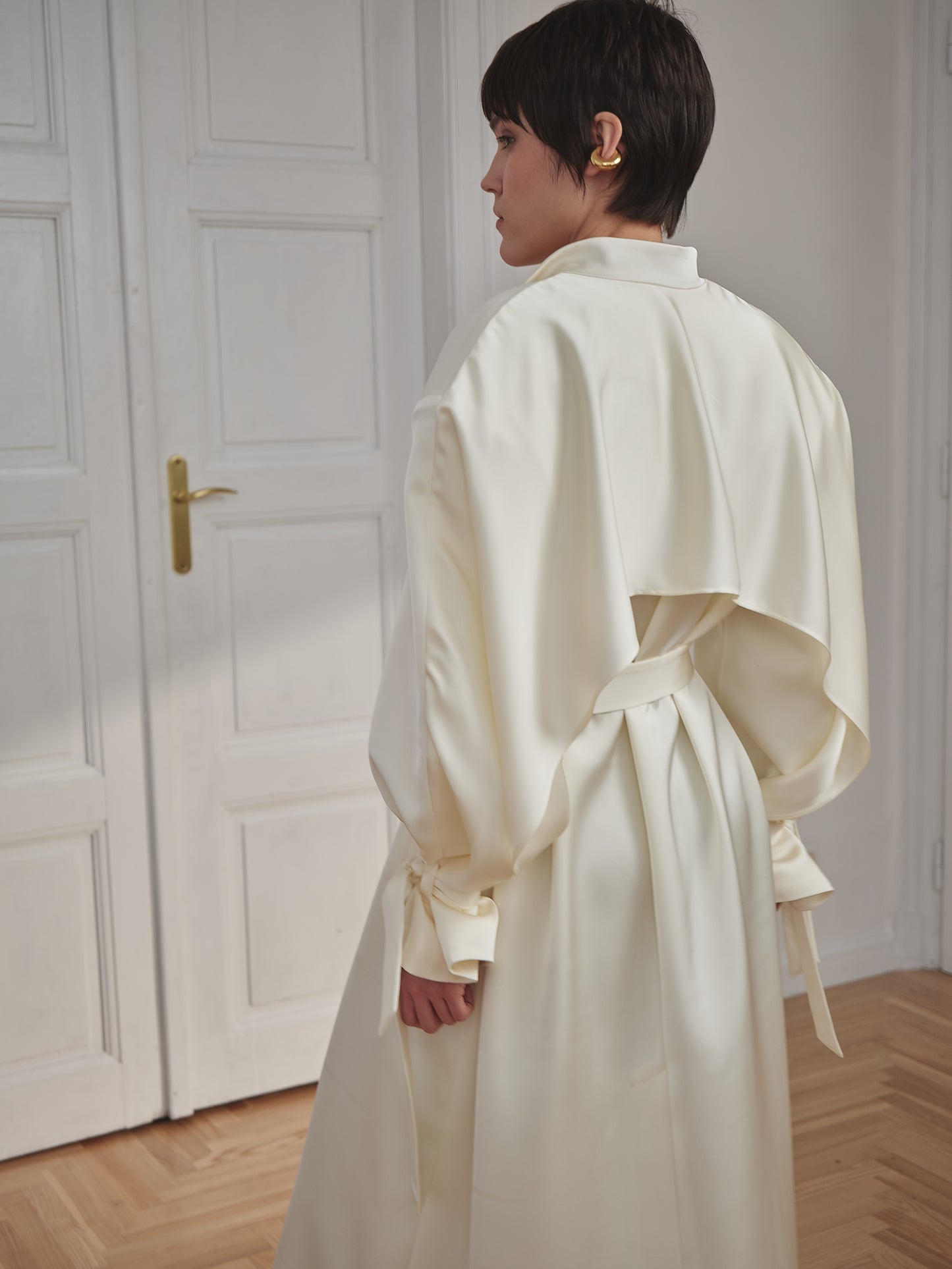 Сатиновий молочний тренч COUTURE