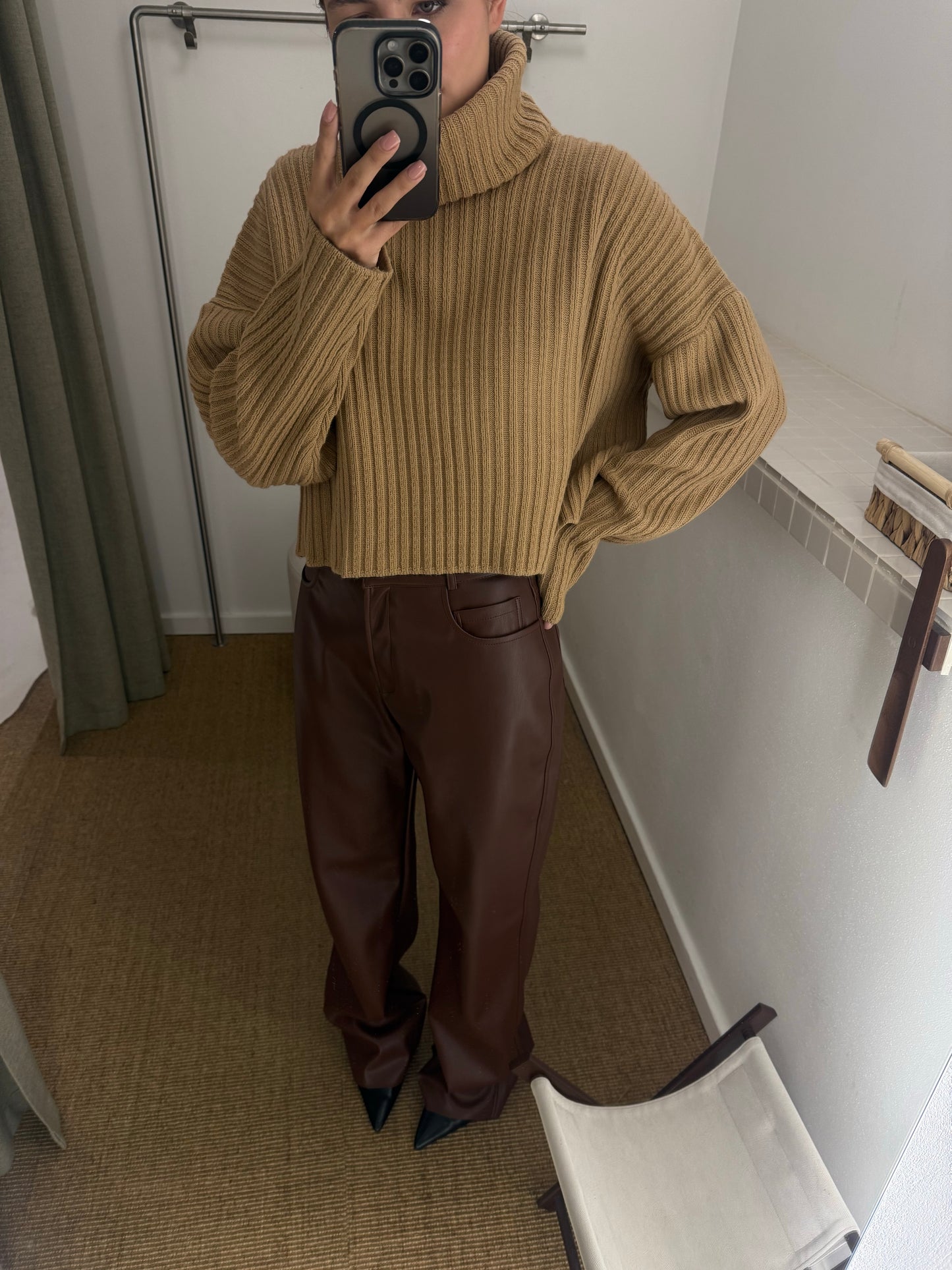 Светр короткий бежевий