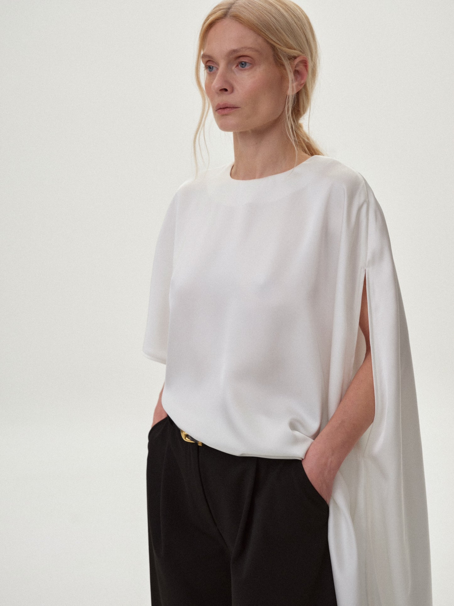 Топ з асиметрією молочний сатиновий