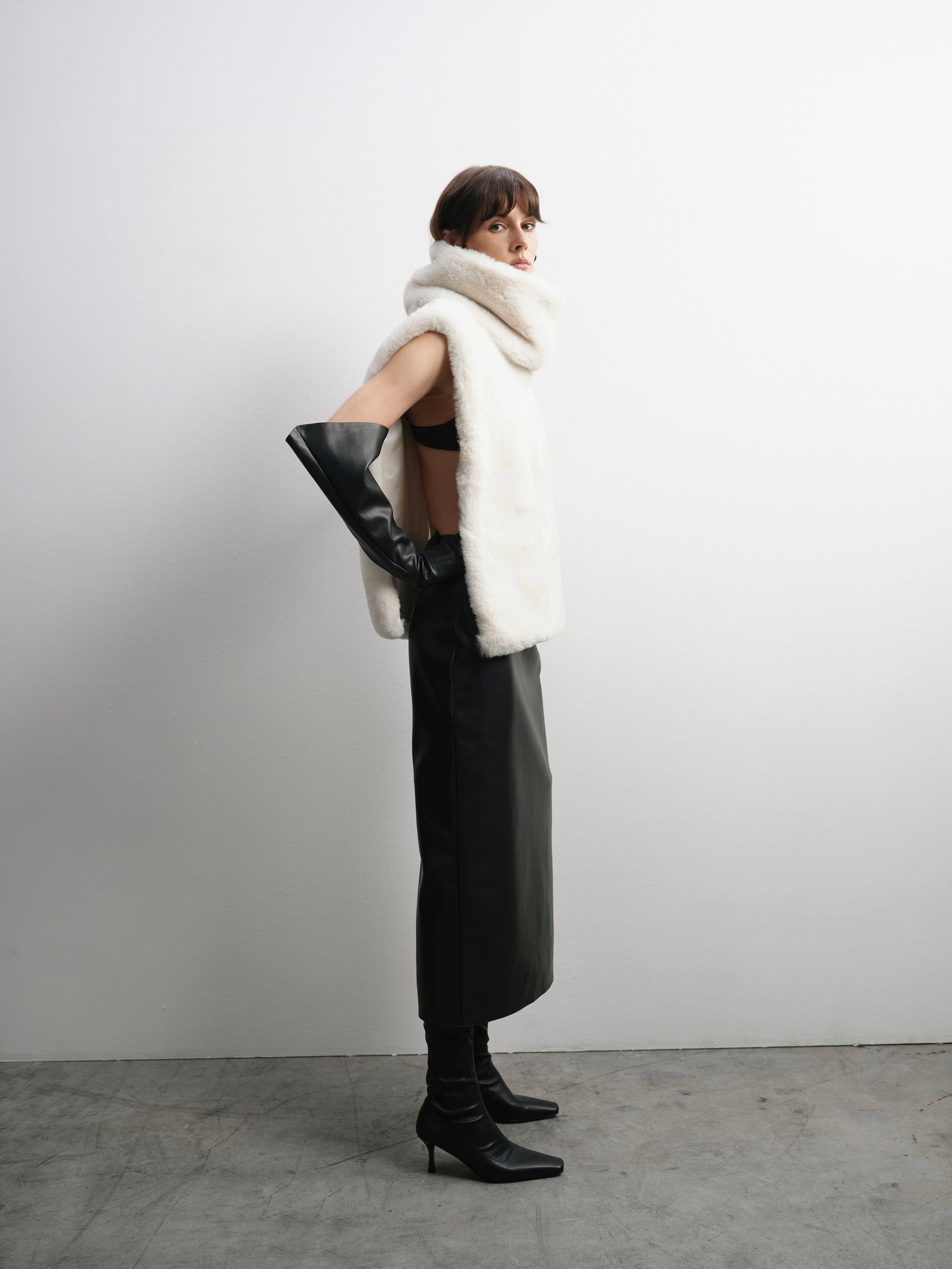 Манішка молочна з гладким хутром