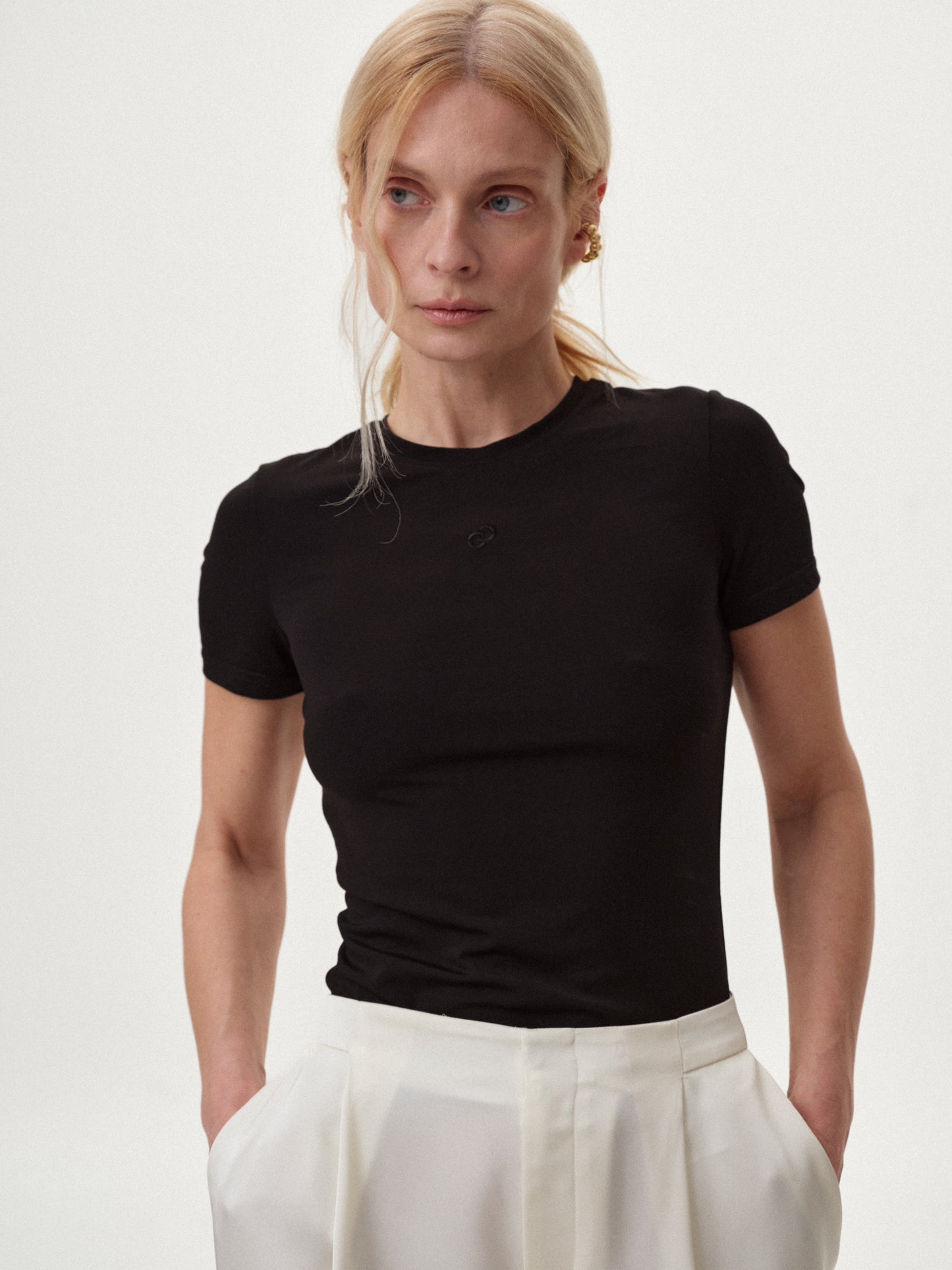 Футболка приталена чорна з лого