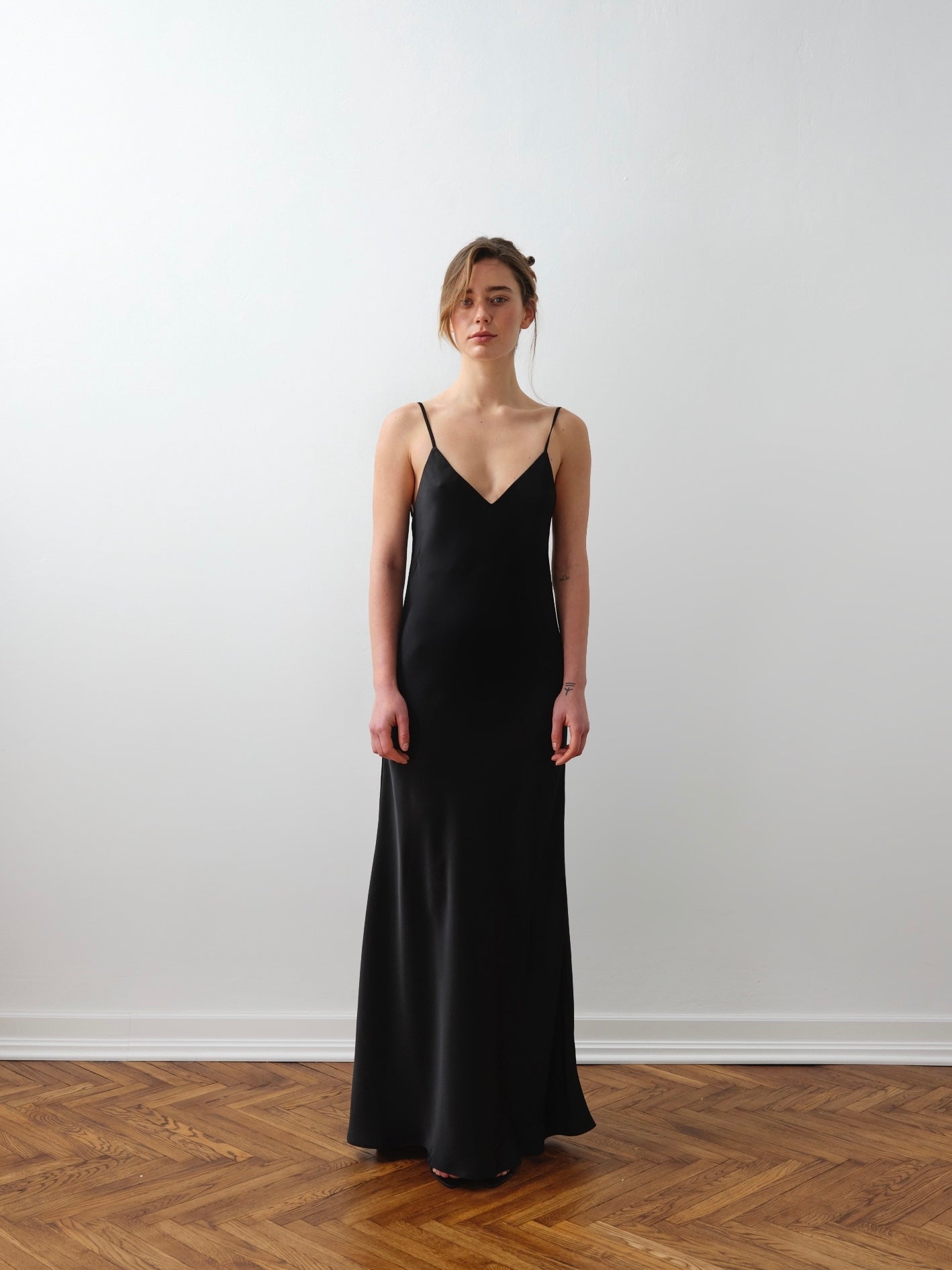 Сатинова чорна сукня з вирізом на спині