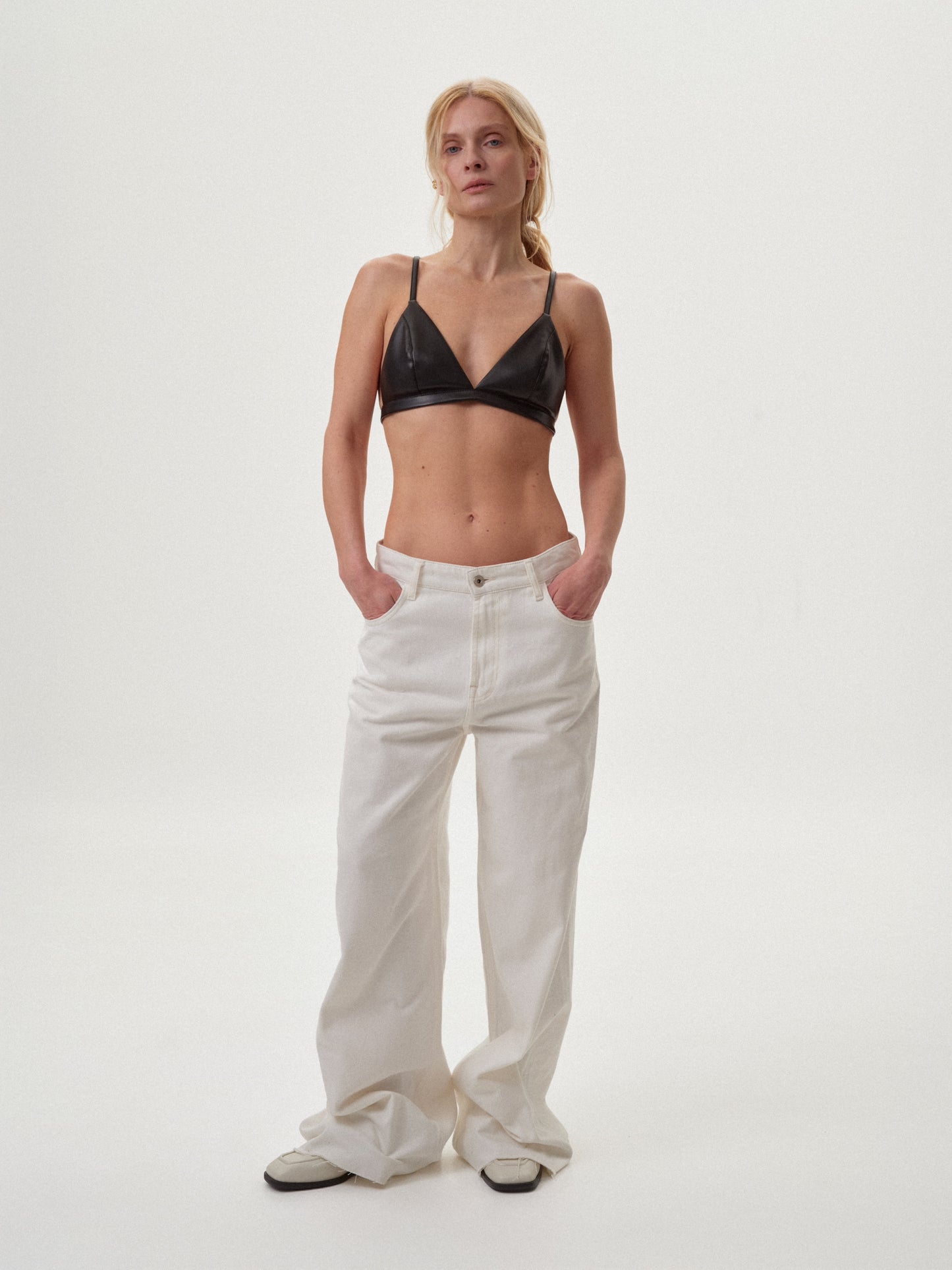 Молочні джинси широкого крою