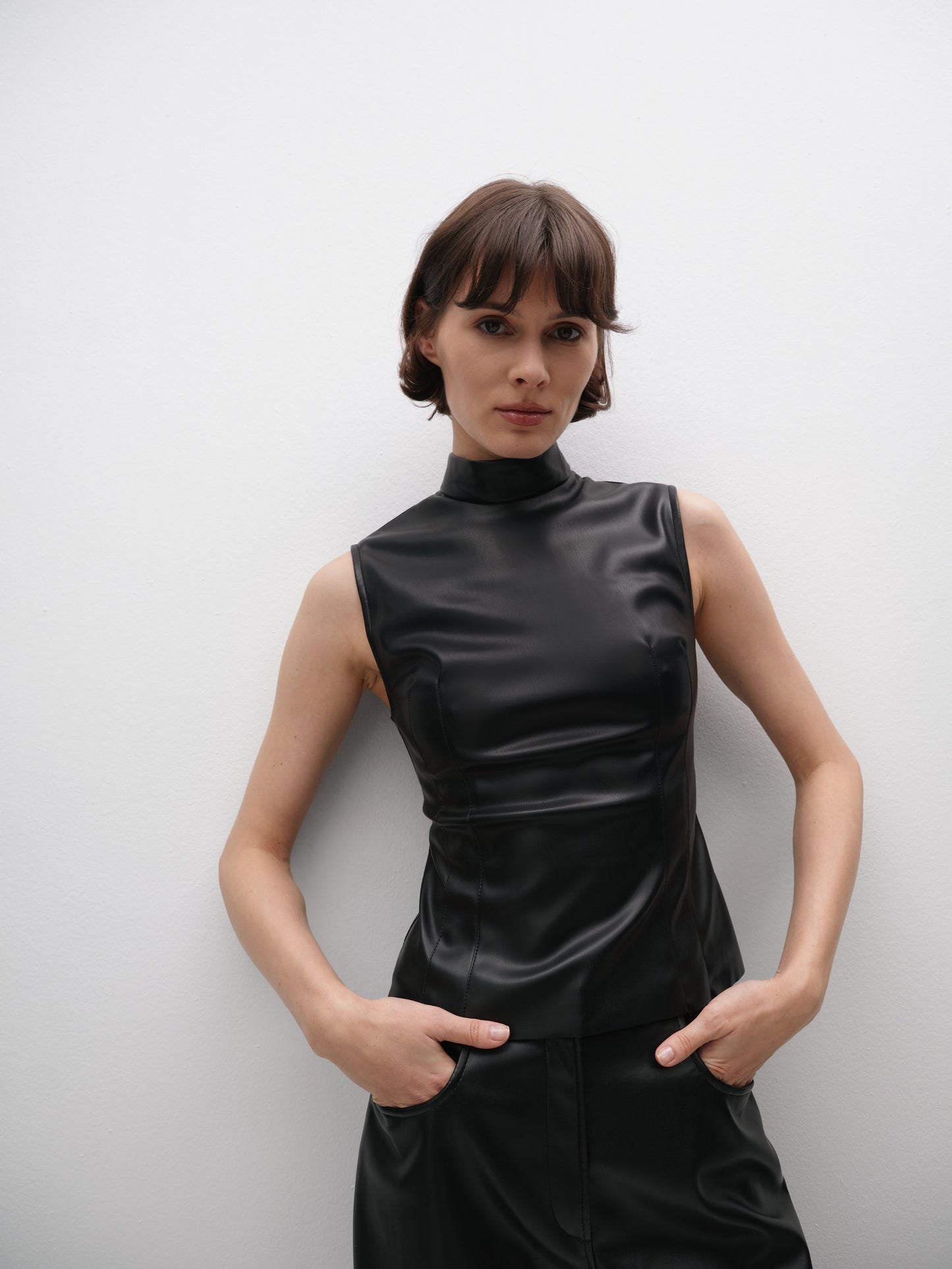 Гольф без рукавів еко-шкіра чорний