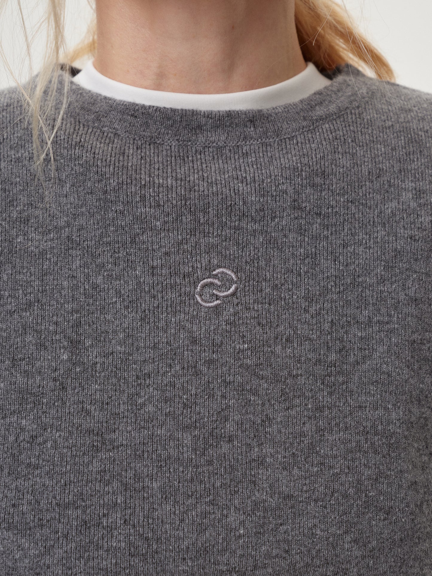 В'язана сіра футболка з лого