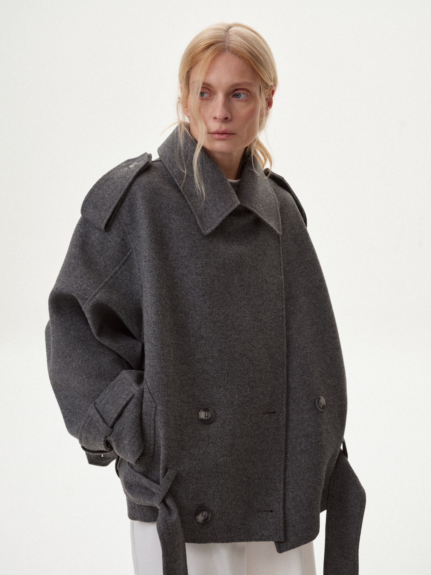 Вкорочене сіре пальто - жакет з вовни  COUTURE