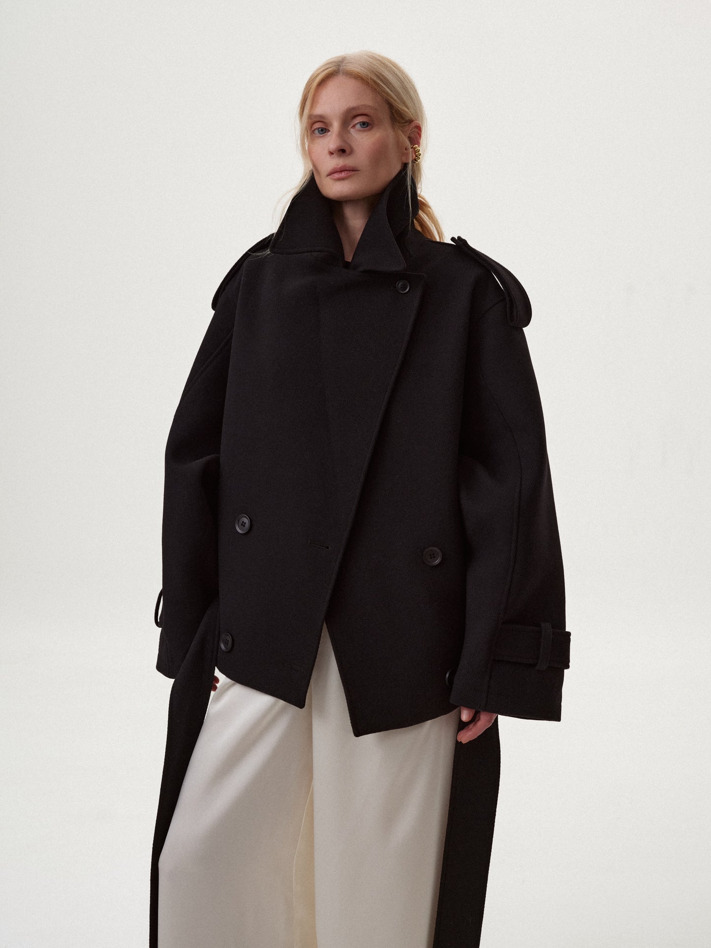 Вкорочене чорне пальто - жакет з вовни COUTURE